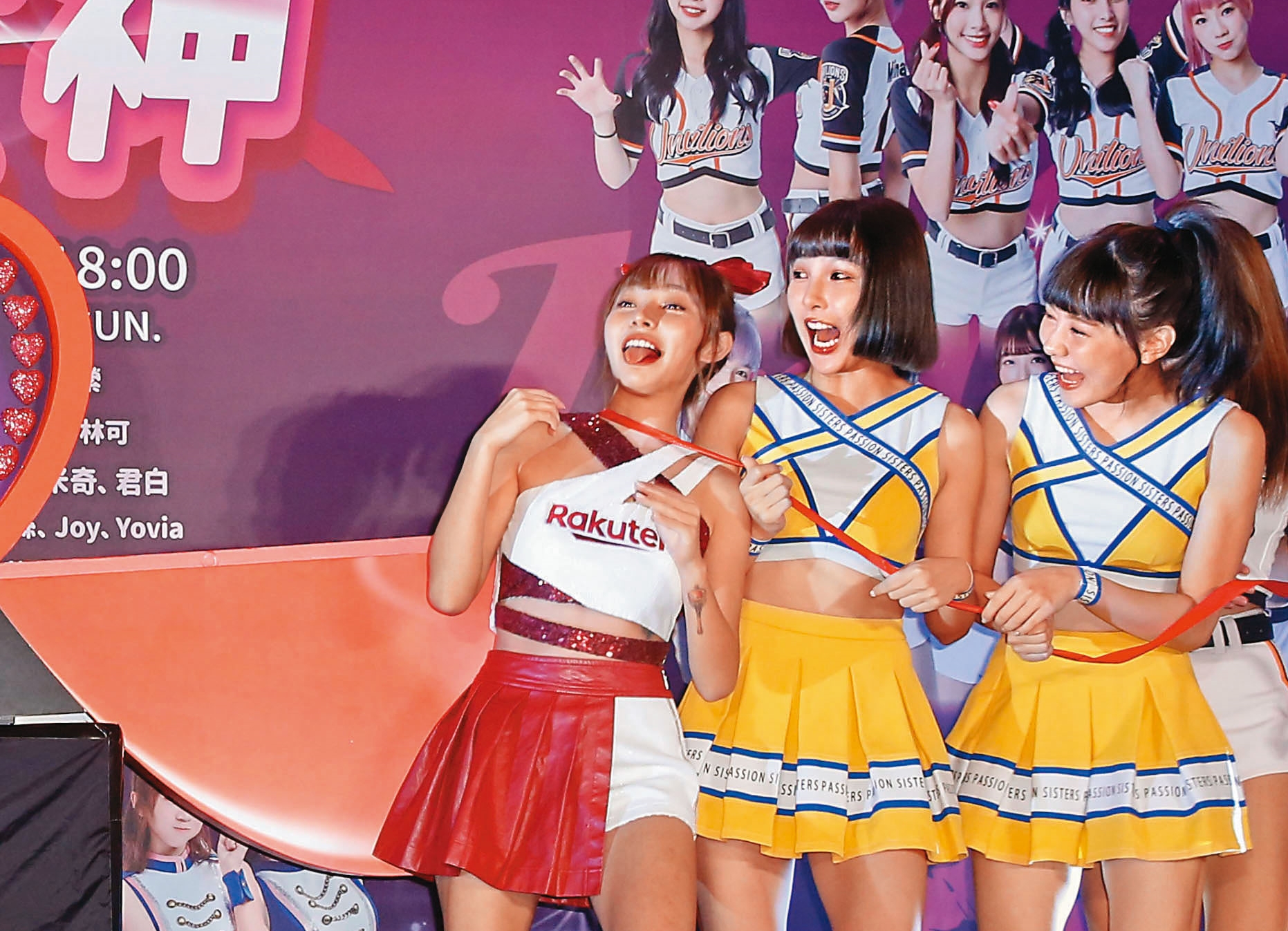 林襄（左一）熊熊被彩帶勒脖，李組長眉頭一皺，發現案情並不單純。