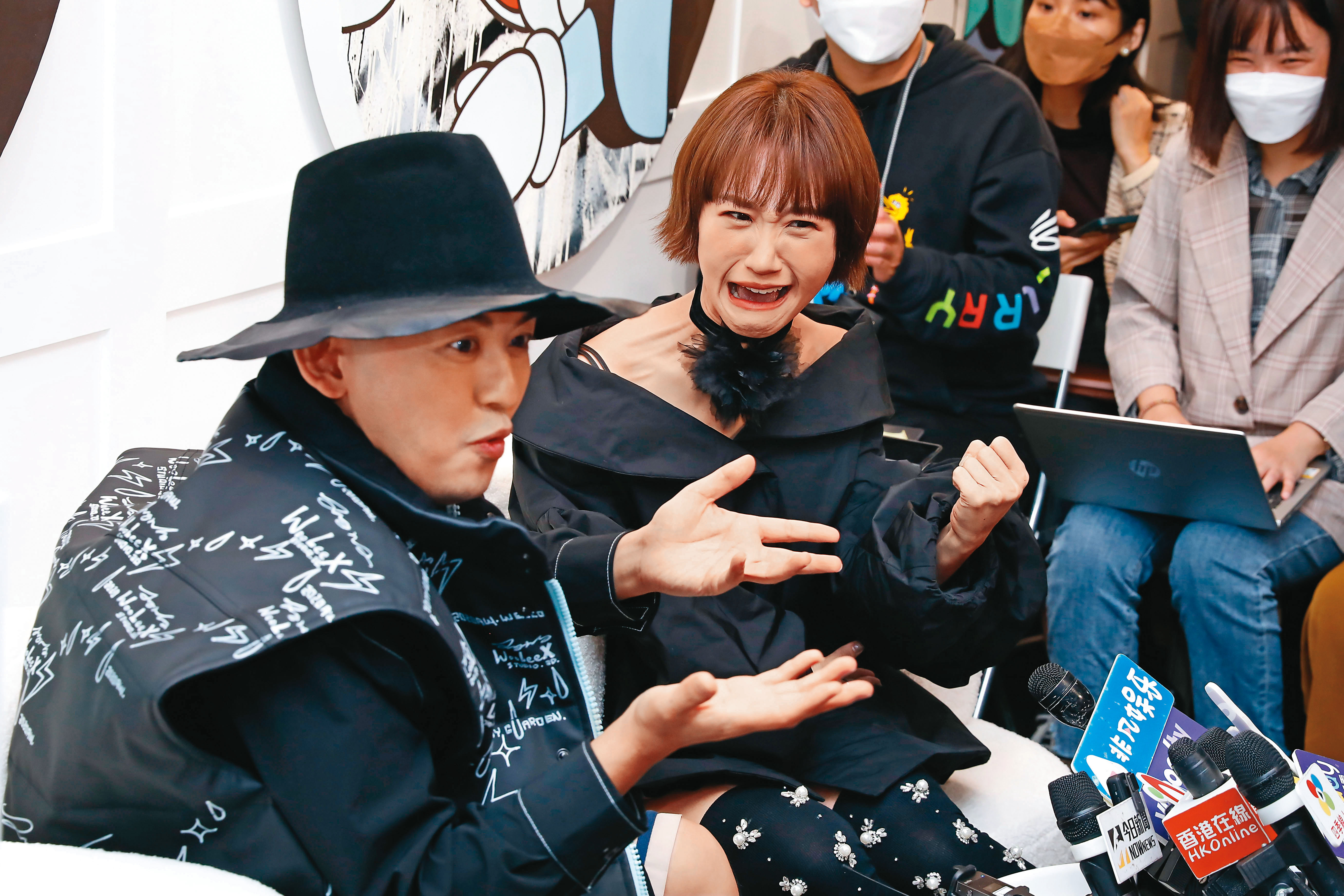 黃子佼(左)跟Lulu(右)約定,只要得獎就有包包,各候選人還不趕快學起來!(法務部熱身ing)
