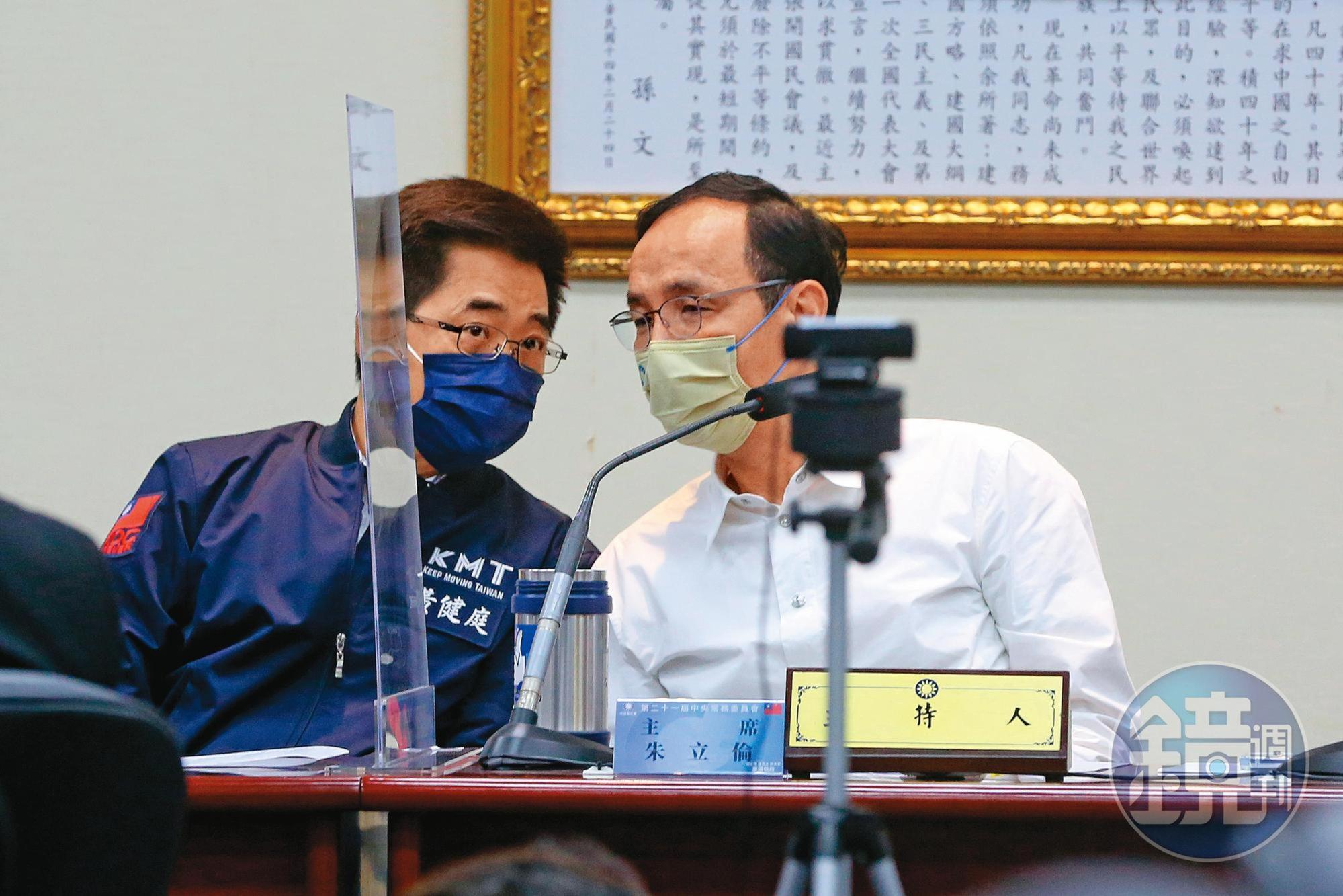 國民黨祕書長黃健庭（左）表示，力拚六都席次過半及守住藍營執政縣市是黨的目標。圖為黨主席朱立倫（右）日前召開中常會。