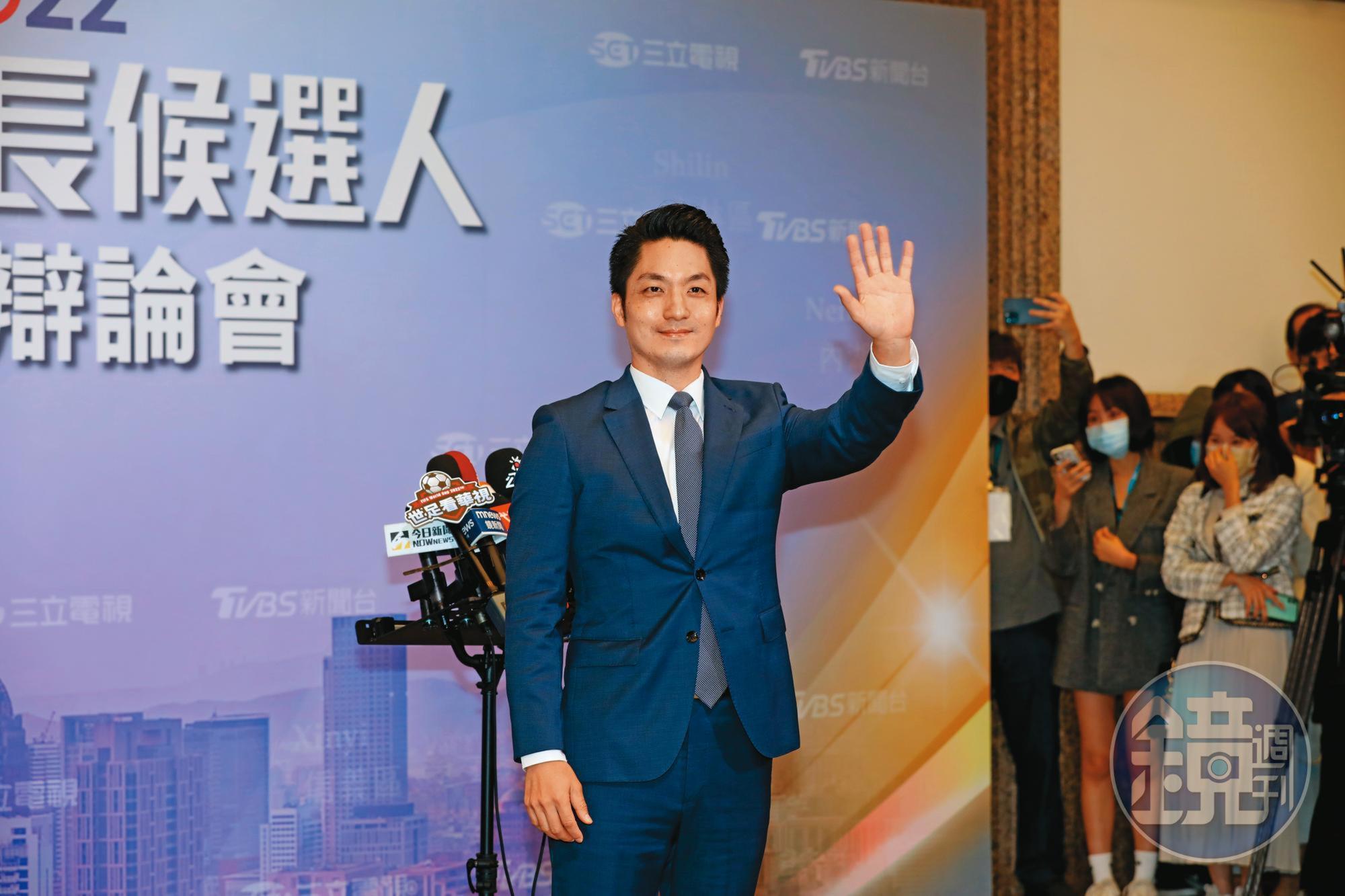 蔣萬安（圖）在電視辯論會上，砲轟民進黨對兩岸議題態度雙標，並點名民進黨桃園市長候選人鄭運鵬。