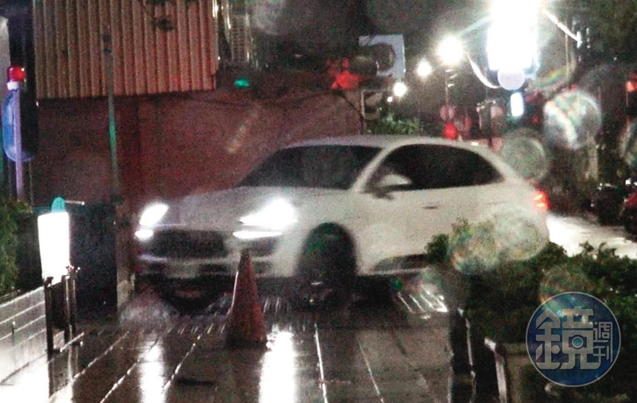 11/1,02:43,楊先生載著李佳穎回家,中途把車子從白色賓士又換回了保時捷。