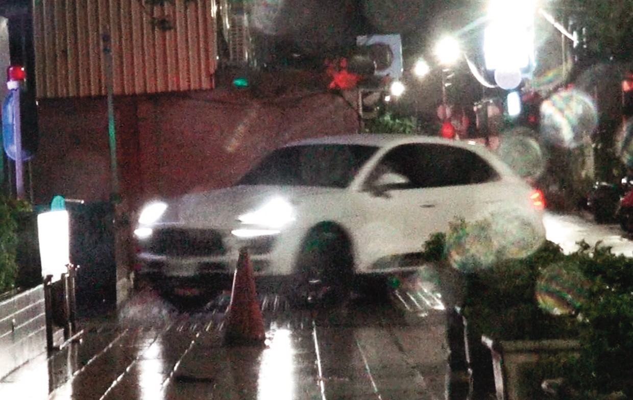 11/1，02：43，楊先生載著李佳穎回家，中途把車子從白色賓士又換回了保時捷。