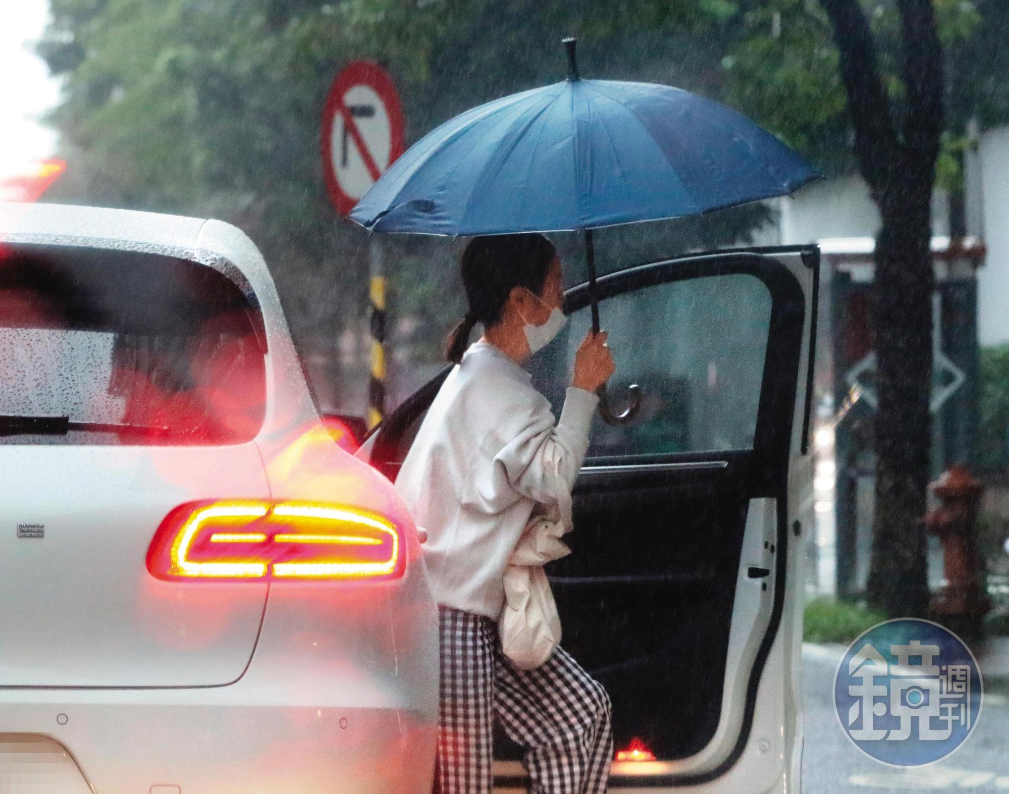 11/1,16:51,隔天出門,楊先生將李佳穎載往一間有醫美診所的建築物。