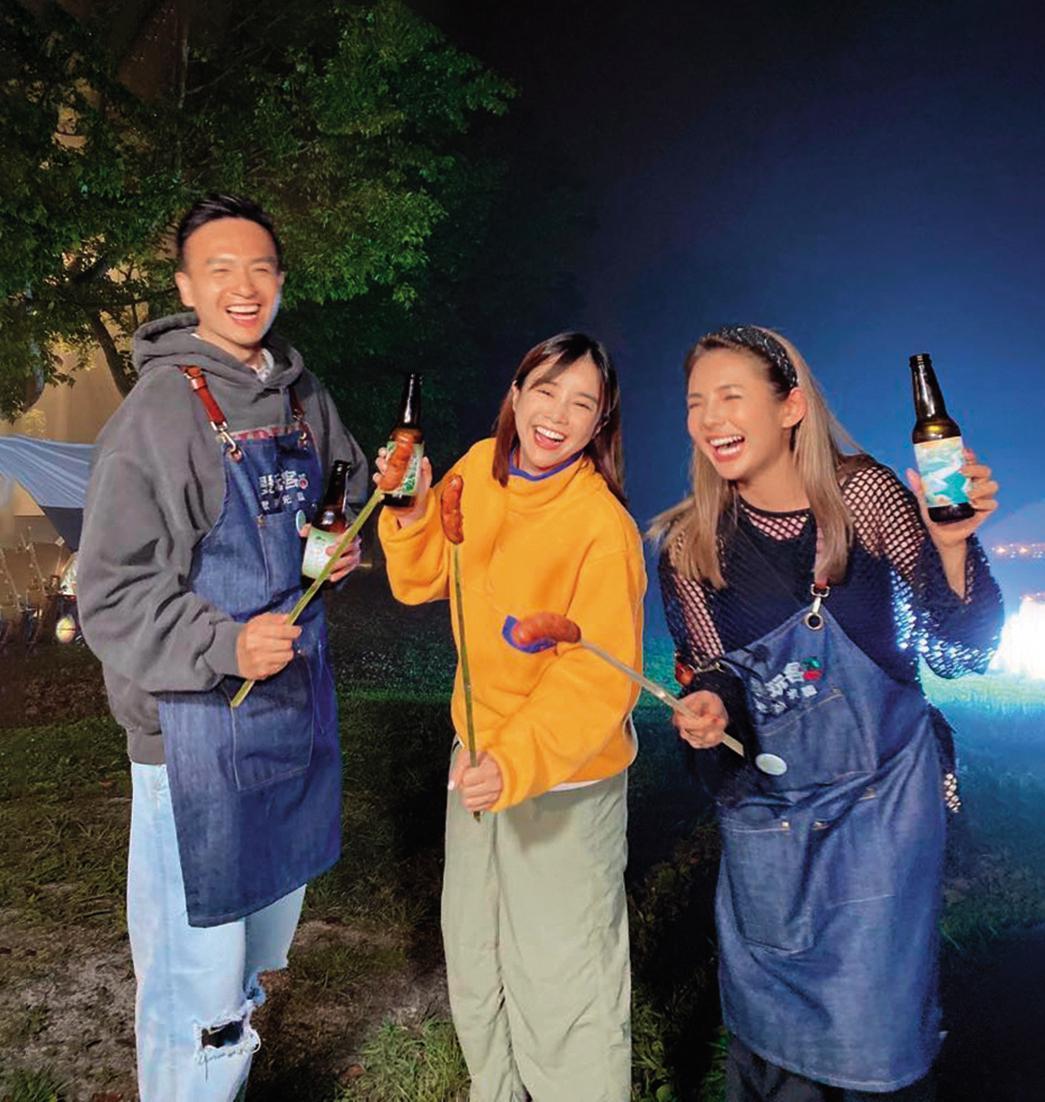 對照時間點看來,李佳穎(中)離婚後無縫接軌楊先生;楊先生與「女鮪魚」徐瑋吟(右)分手的時間也很接近,關鍵是兩女還一起上過節目。左為小鐘。(翻攝自《愛玩客》臉書)