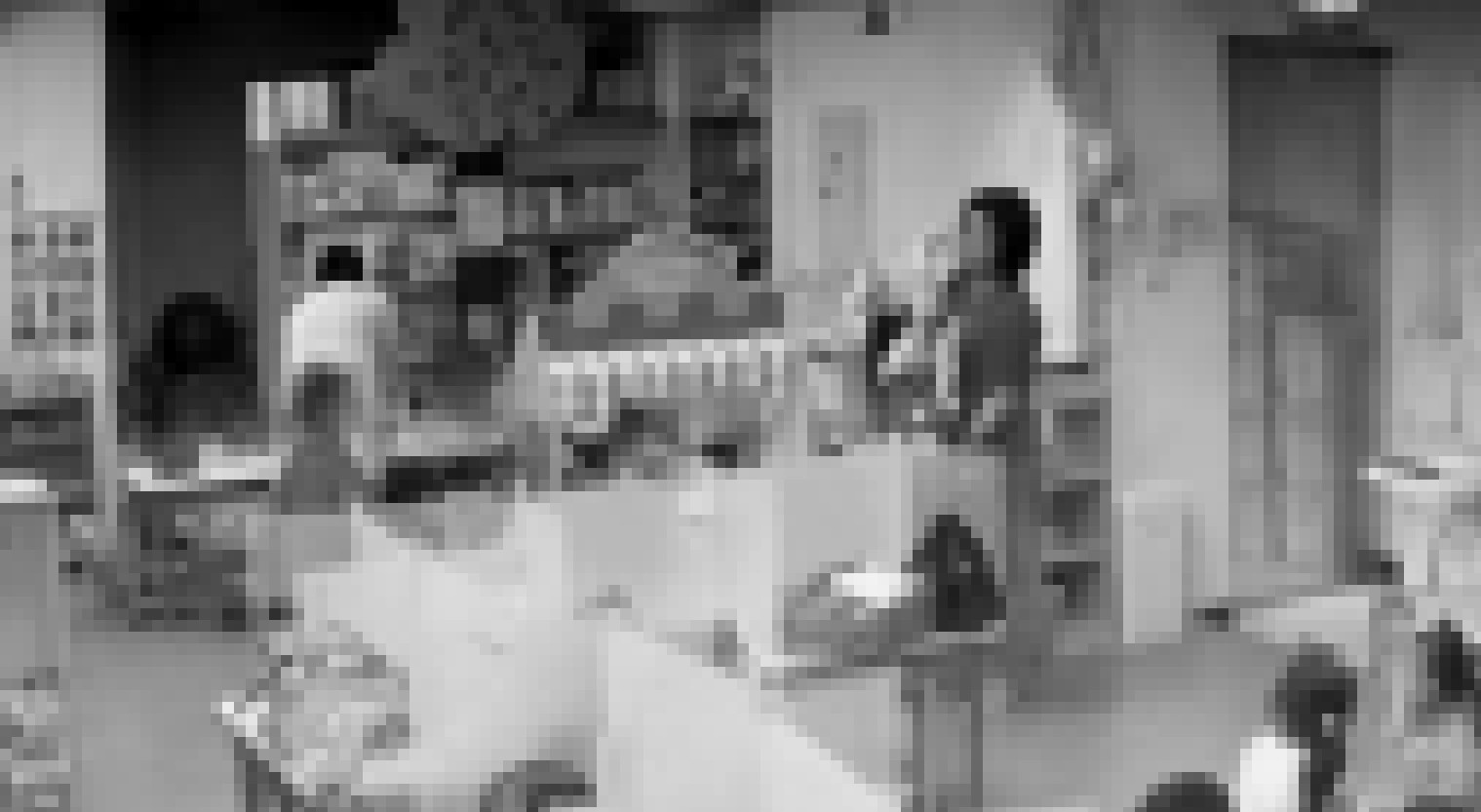 臉書流出一段影片，疑似台北市某幼兒園一名女童被女員工掐脖「倒掛重摔」。（翻攝自陳宥丞臉書，畫面經特殊處理）