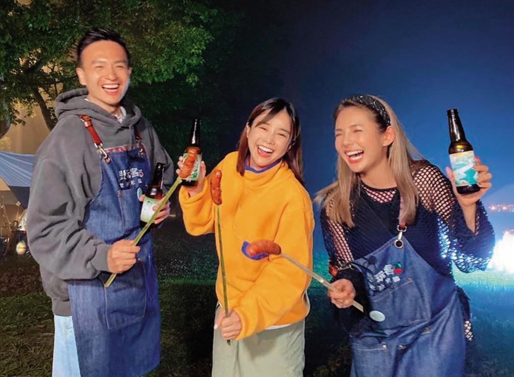 對照時間點看來,李佳穎(中)離婚後無縫接軌楊先生;楊先生與「女鮪魚」徐瑋吟(右)分手的時間也很接近,關鍵是兩女還一起上過節目。左為小鐘。(翻攝自《愛玩客》臉書)
