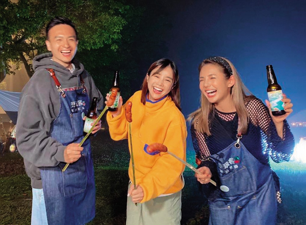 對照時間點看來,李佳穎(中)離婚後無縫接軌楊先生;楊先生與「女鮪魚」徐瑋吟(右)分手的時間也很接近,關鍵是兩女還一起上過節目。左為小鐘。(翻攝自《愛玩客》臉書)