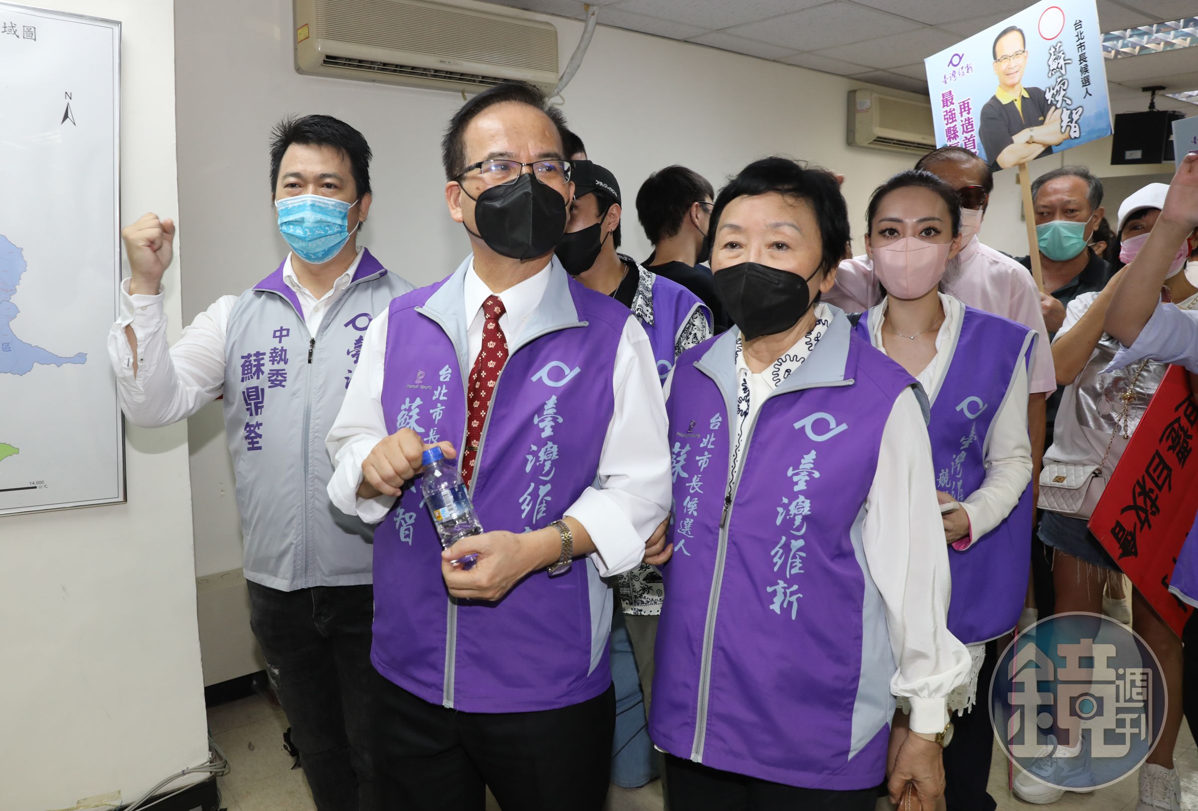 台北市長候選人蘇煥智（左）不滿電視台僅邀3人辯論，今前往北檢按鈴提告NCC與中選會。（本刊資料照）