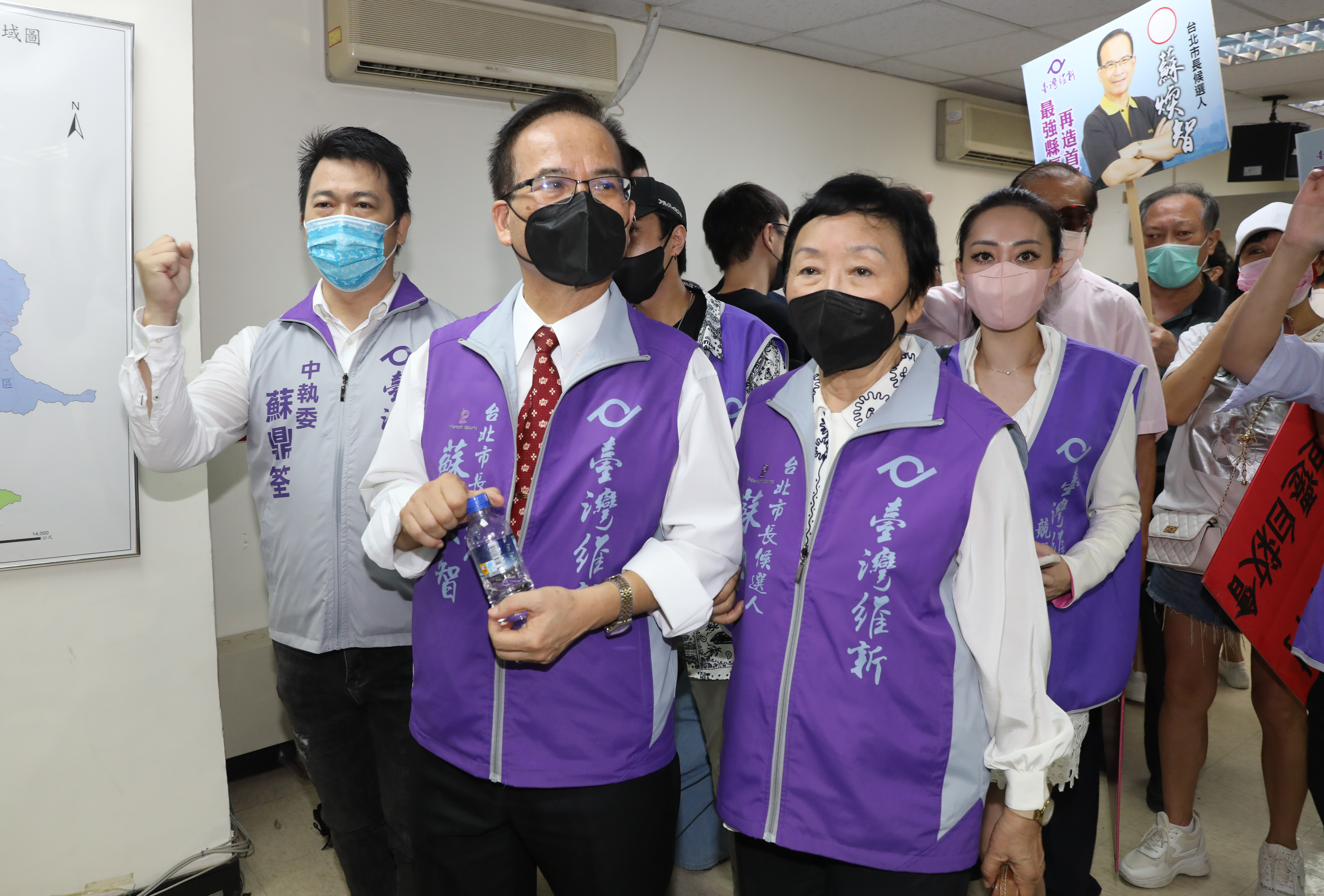 台北市長候選人蘇煥智（左）不滿電視台僅邀3人辯論，今前往北檢按鈴提告NCC與中選會。（本刊資料照）