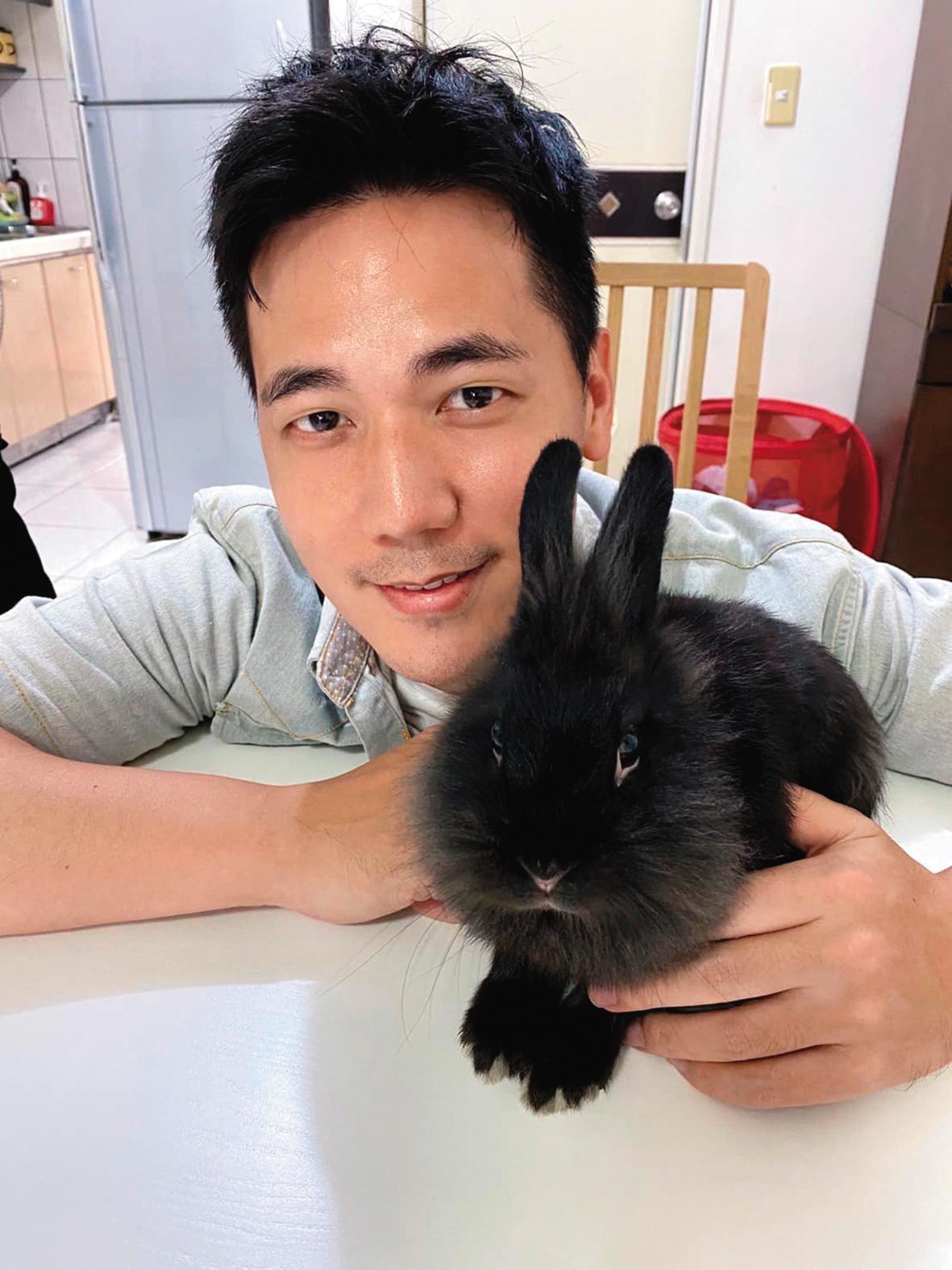 惟毅的老婆當初很挺他的副業，常出現在店裡幫忙。（惟毅臉書）