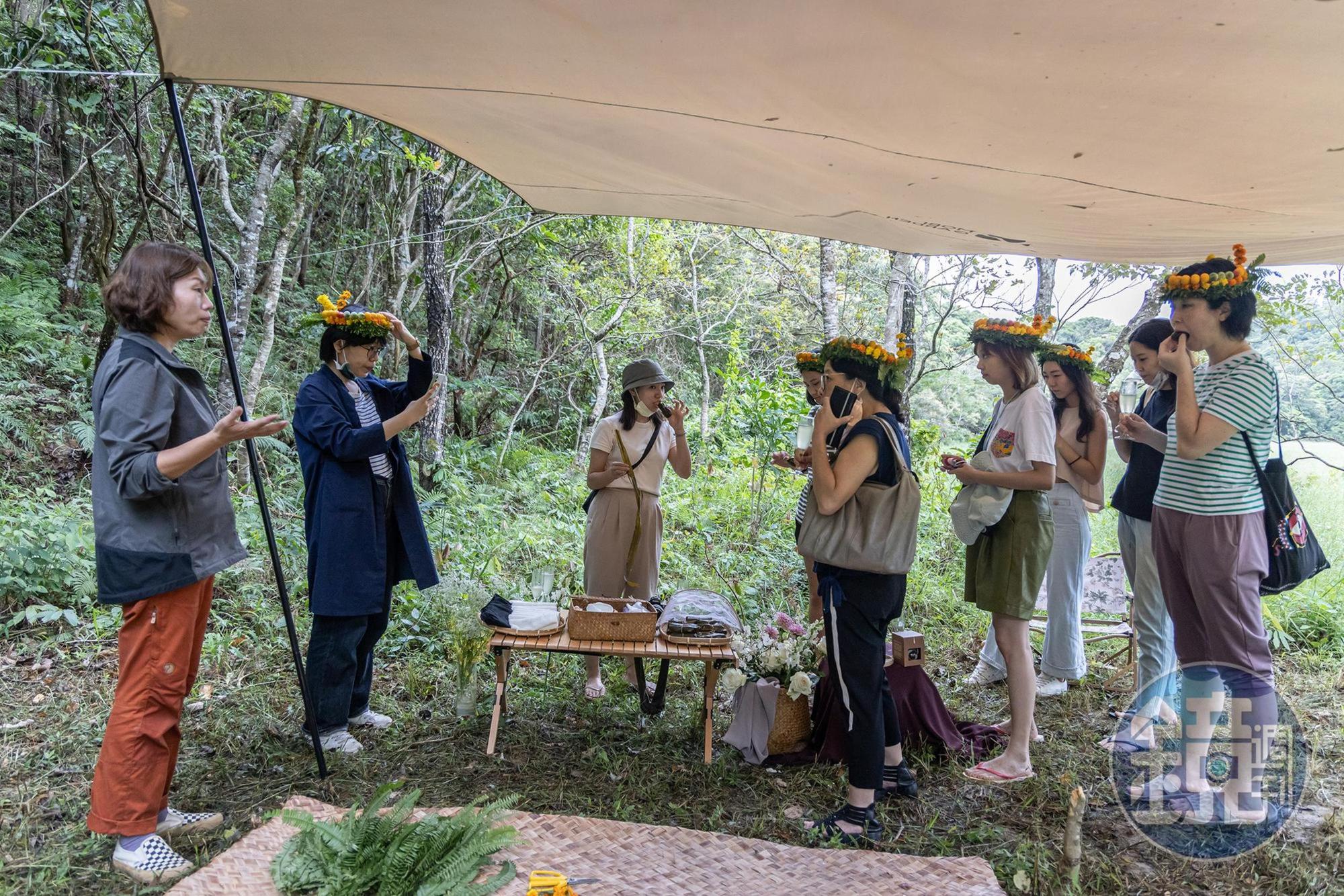 抵達草原後，Coco會在旁邊佈置充滿氣氛的天幕，讓遊客舒適的感受祕境與世隔絕的靜謐。