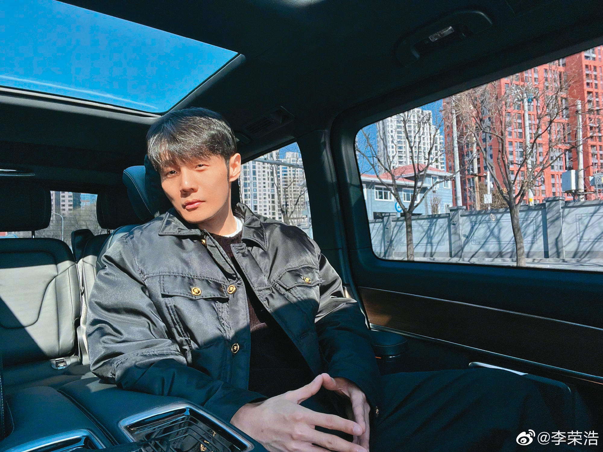 創作歌手李榮浩擁有多首膾炙人口的經典歌曲,一出道即獲金曲新人獎,身價狂飆。(翻攝自李榮浩微博)