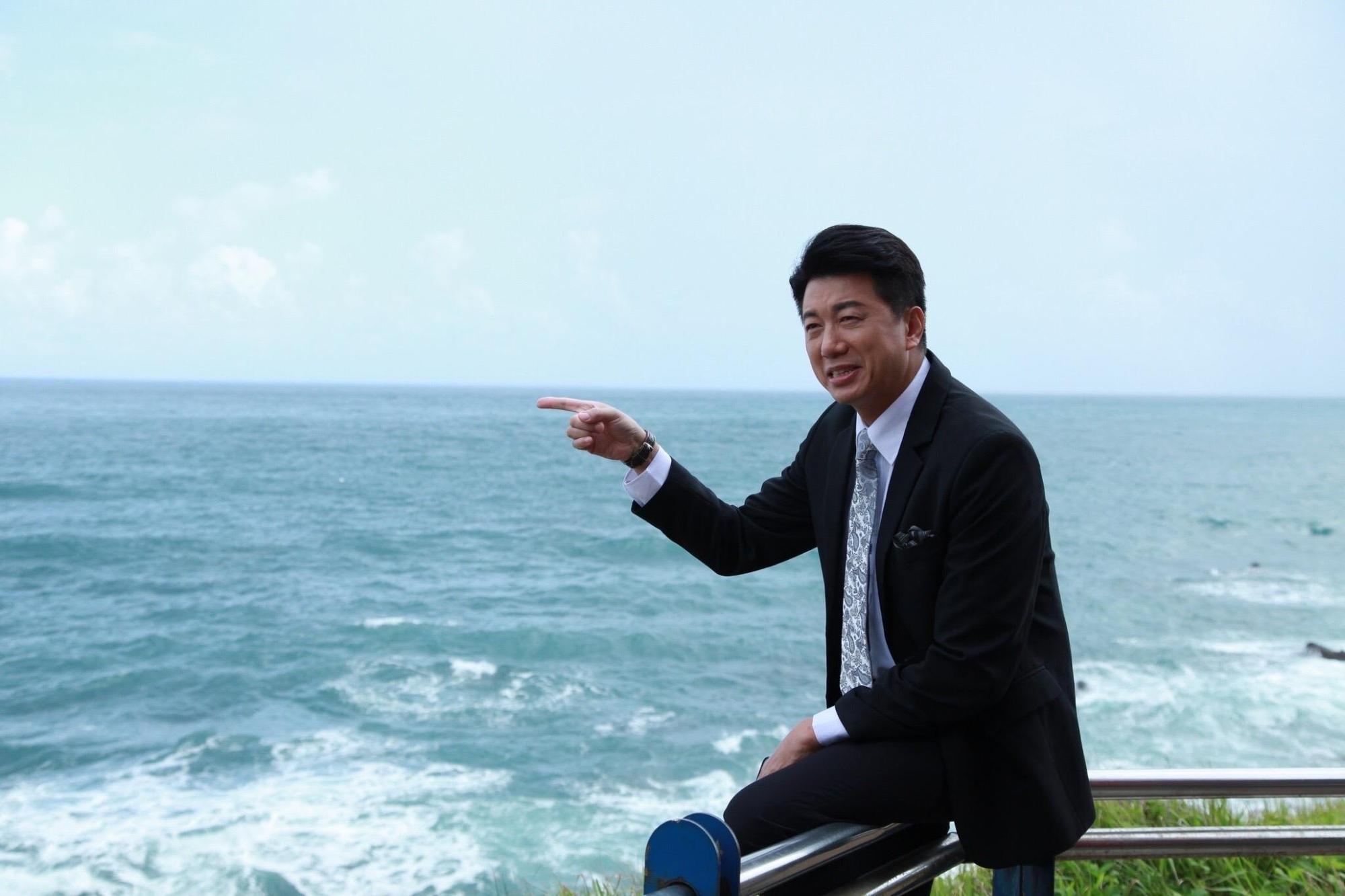 吳皓昇《市井豪門》中，為了落海的重頭戲，在海邊拍攝一整天。（民視提供）