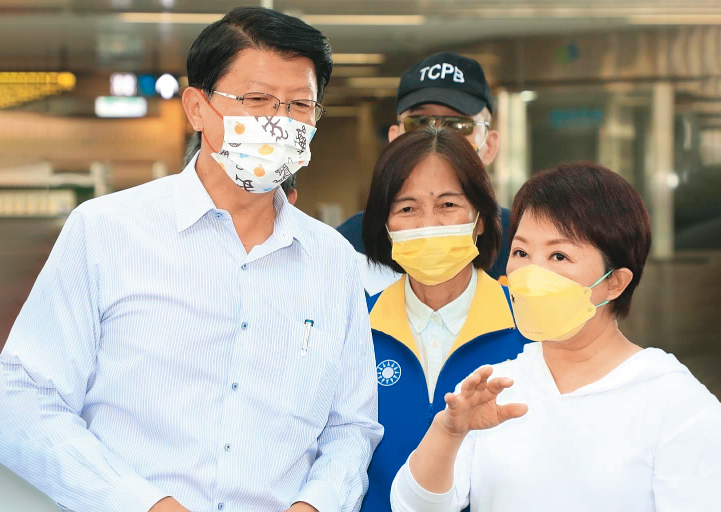 除了北部選情熱戰外,國民黨也盼台中市長盧秀燕(右)帶動中南部選情。圖為盧與國民黨台南市長候選人謝龍介(左)出席公開場合。(翻攝盧秀燕臉書)
