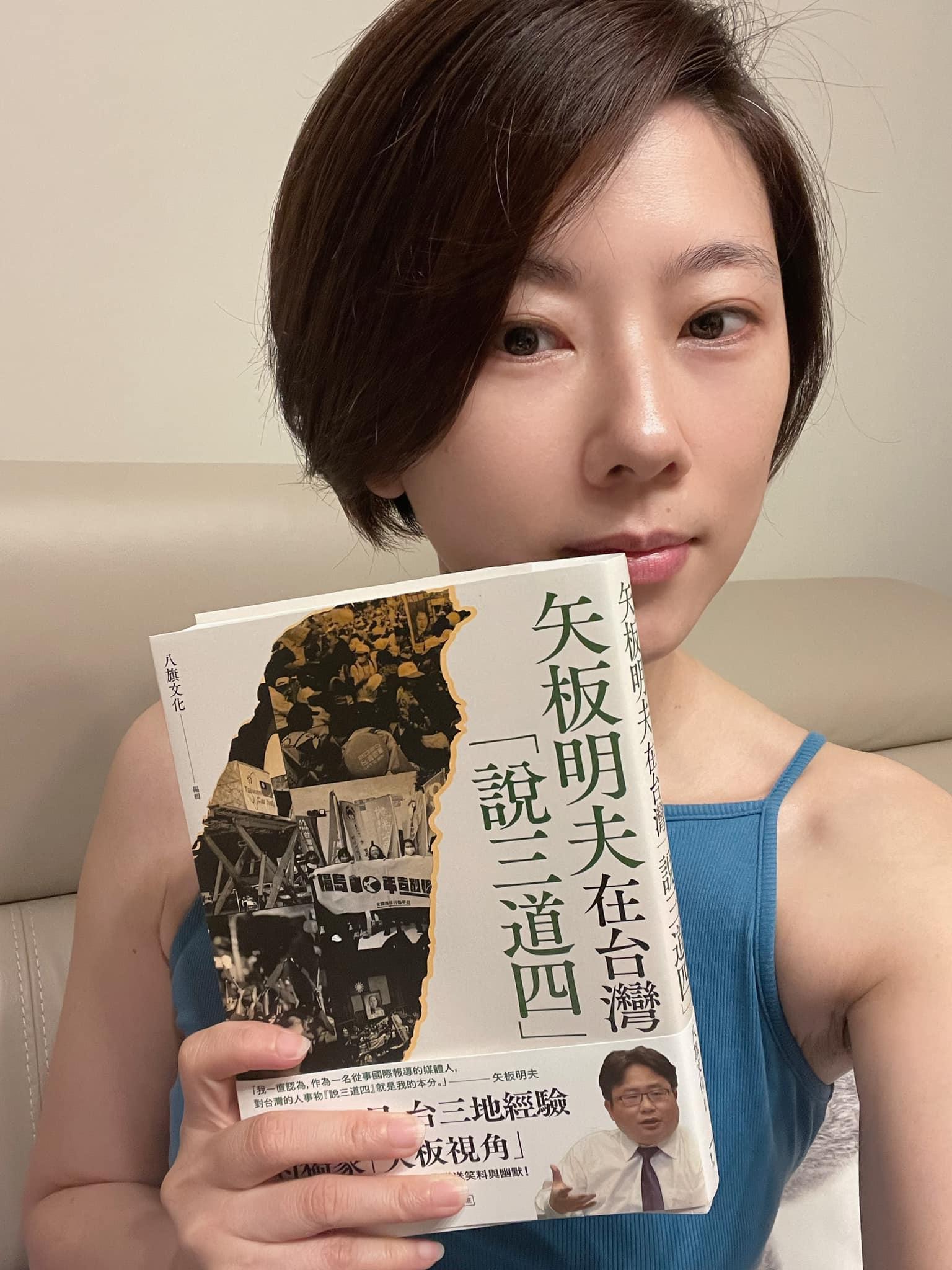 三立女主播許貴雅素顏時與鏡頭前差異不大，只是眼神較為無神。（翻攝自三立新聞 許貴雅臉書）