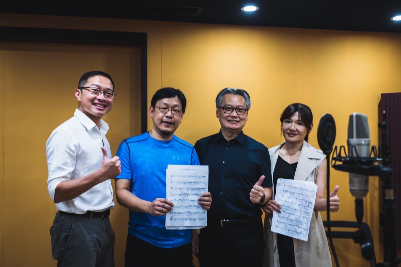 敏盛綜合醫院副院長—吳立民醫師、秀傳醫院—黃漢斌醫師、ICU陳志金醫師來獻唱《和平歸來》片尾曲馬來語版本。(馬克吐溫國際影像提供)