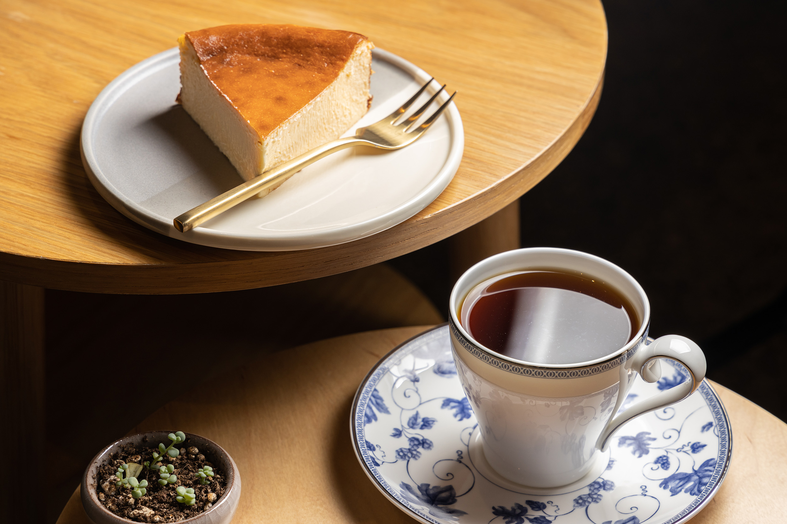 「小間珈琲」是一家位於恆春老街上的手沖咖啡專門店。