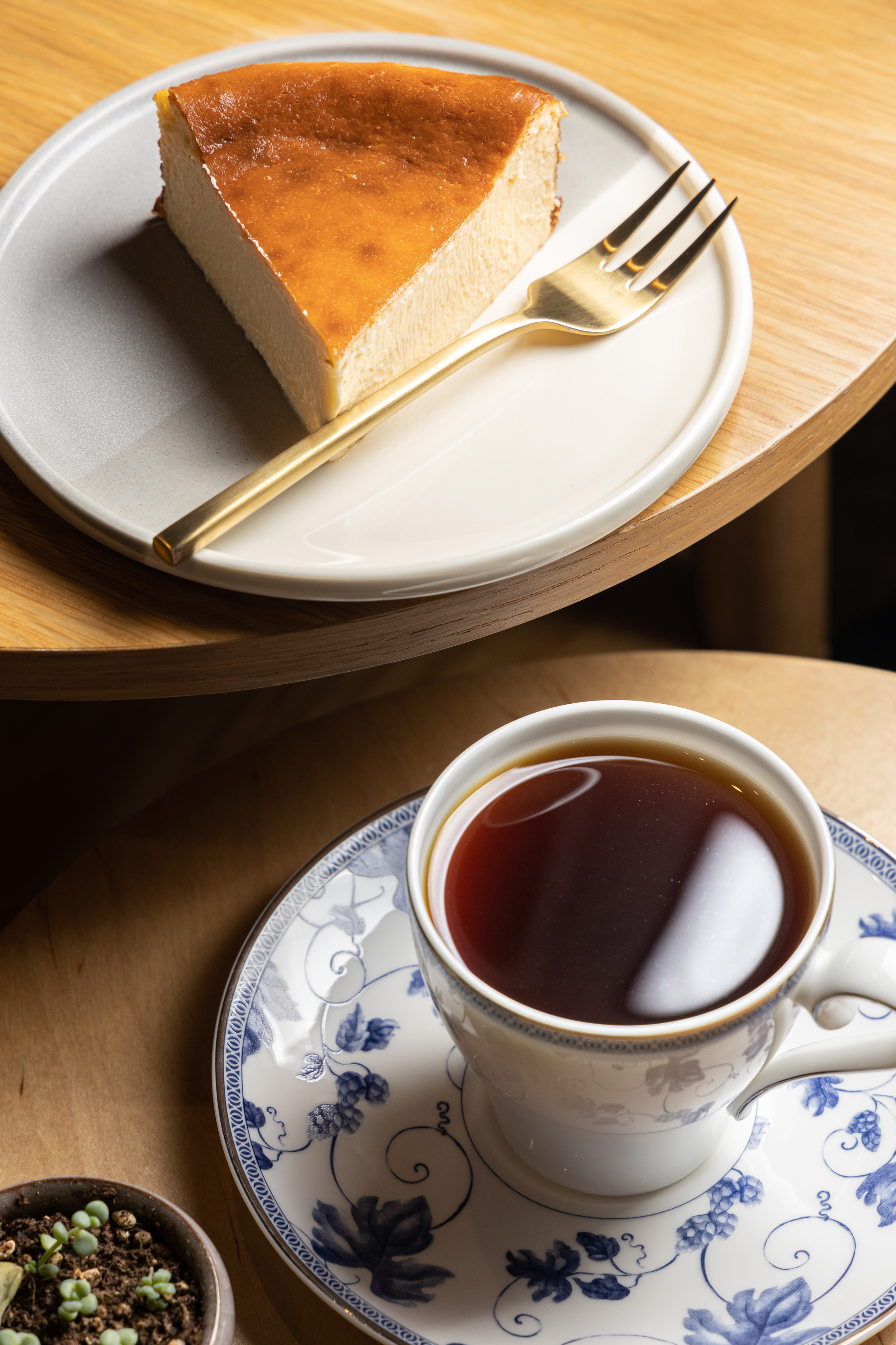 以手沖呈現的衣索比亞「班吉馬奇 瑰夏莊園 藝伎」(下,250元/杯),適合搭配香濃的「巴斯克燒乳酪」(上,120元/份)。
