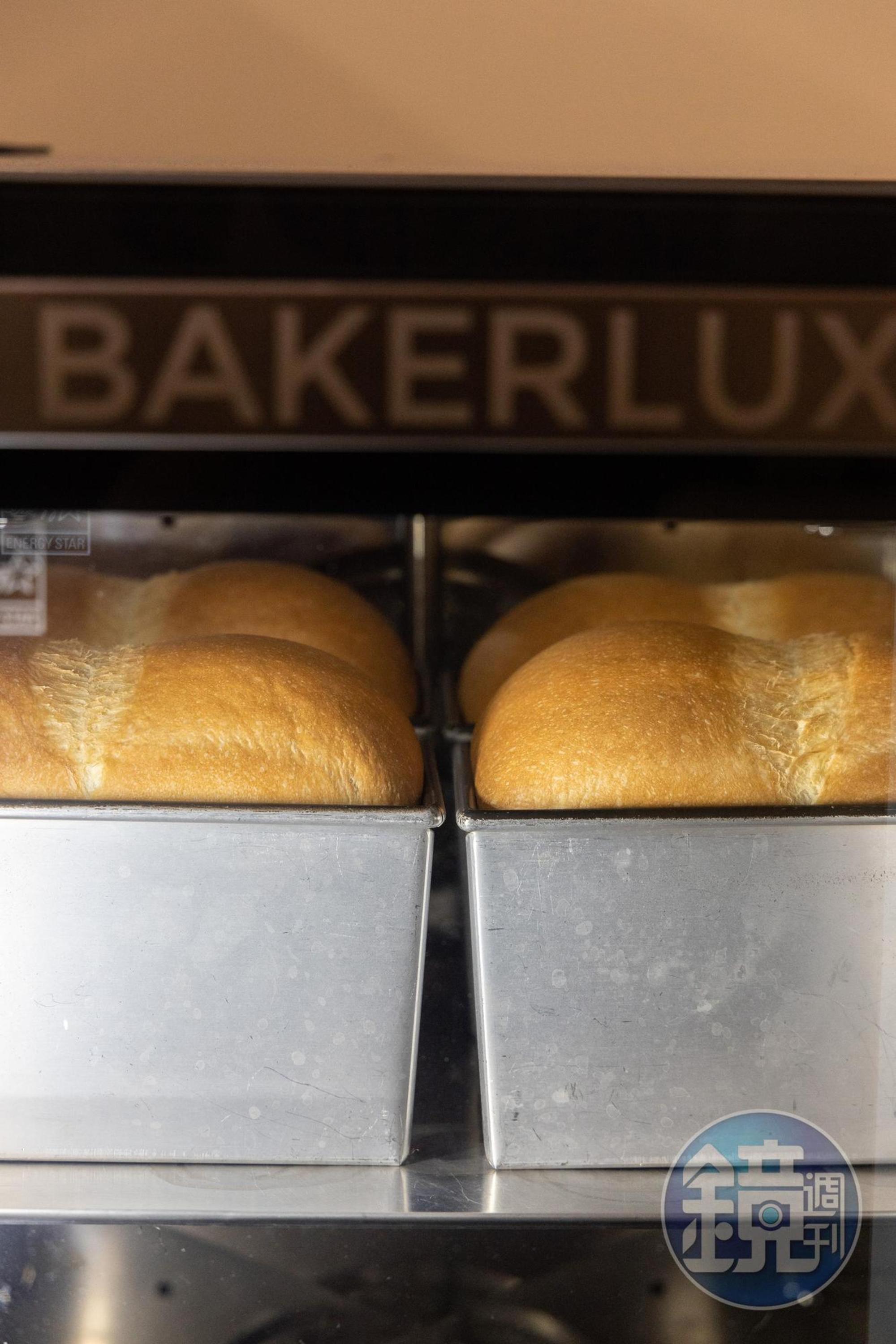 厚片吐司是小敏從麵團製作到烘烤，吃起來奶香濃郁又鬆軟。