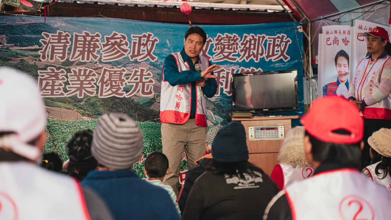 新片《哈勇家》透過洪金輝飾演的鄉長候選人，反映地方選舉文化。（華映提供）