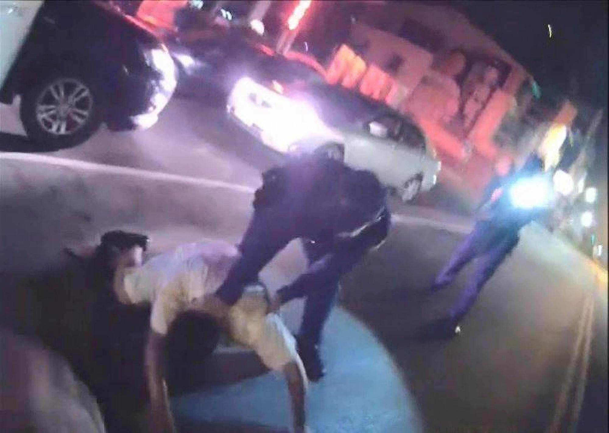 鄭嫌衝撞並持西瓜刀追砍員警，被警制伏在地。（翻攝畫面）