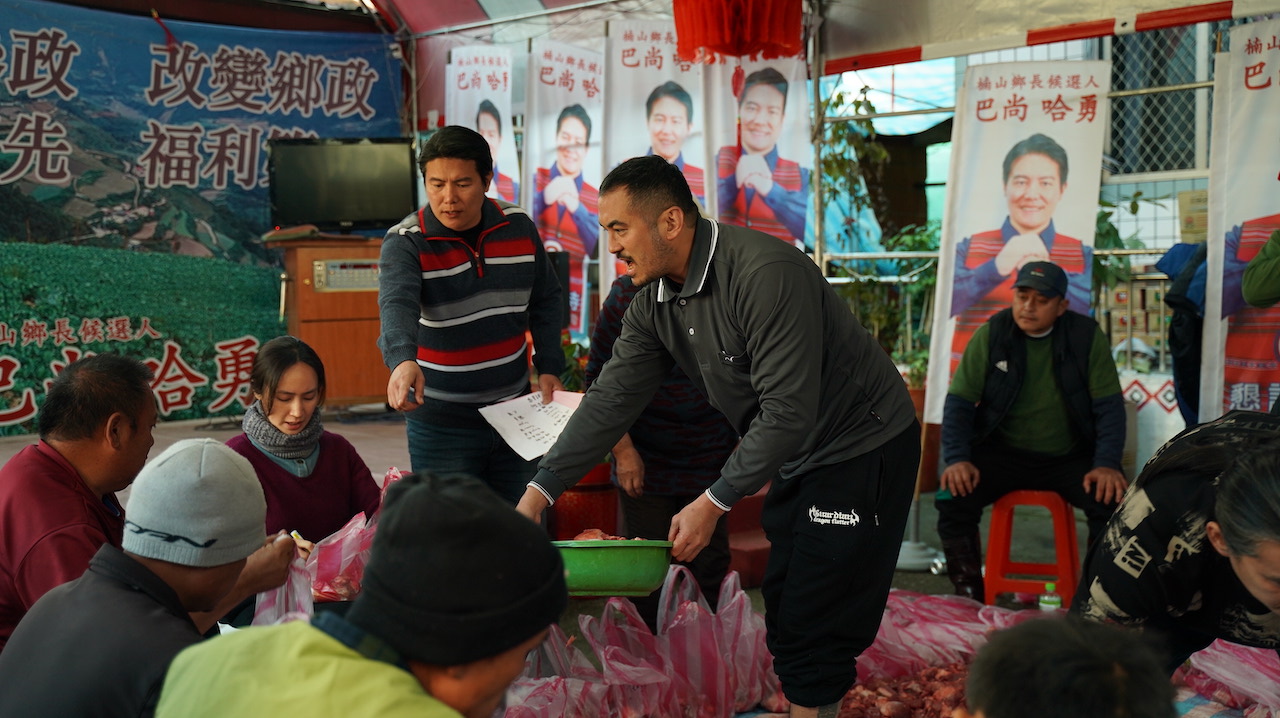 殺豬之後的分豬肉也有規矩，要仔細處理。（華映提供）