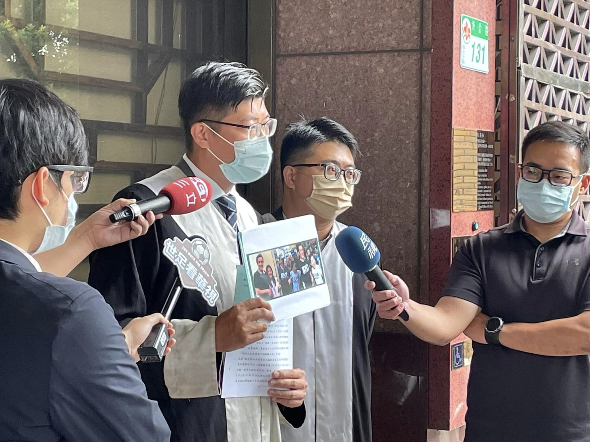 台北市議員候選人、律師詹晉鑒今（8日）到北檢控告徐巧芯違反選罷法意圖使人不當選罪嫌。（翻攝自詹晉鑒 進步看得見臉書）