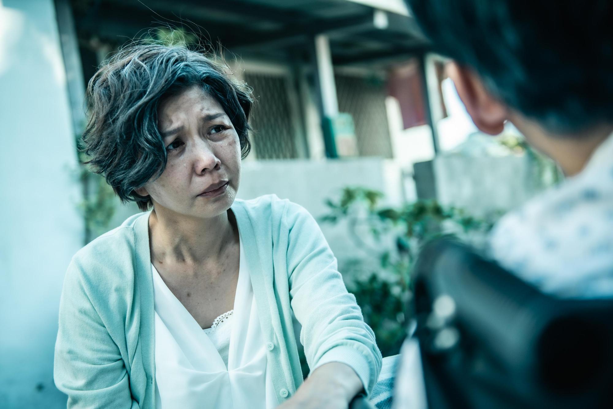 于子育飾狼師妻演技爆發，卓立導演讚層次分明沒有表演痕跡。（Netflix提供）