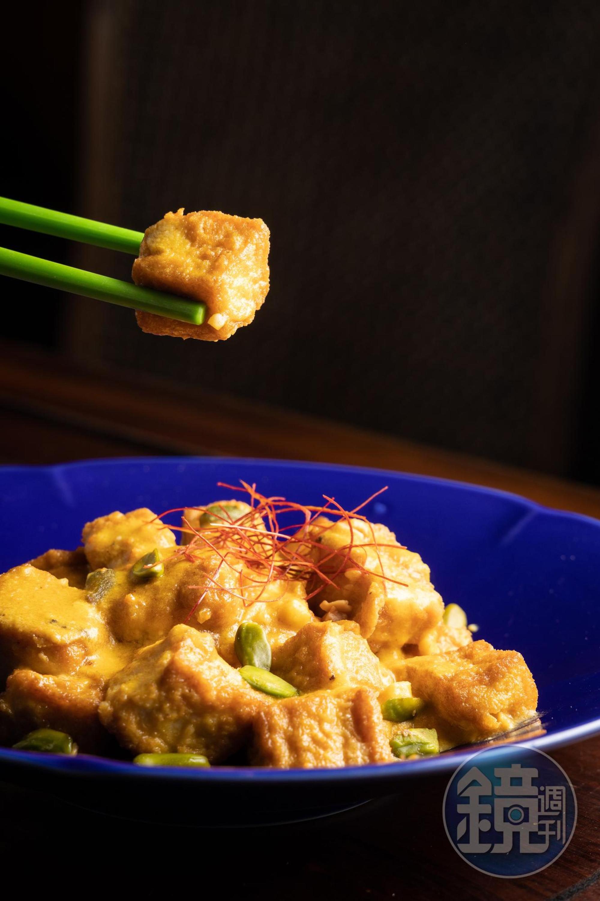 豆漿混入金沙料理的「瀑布流沙豆腐」，有流沙包的濕潤口感。（200元／份）