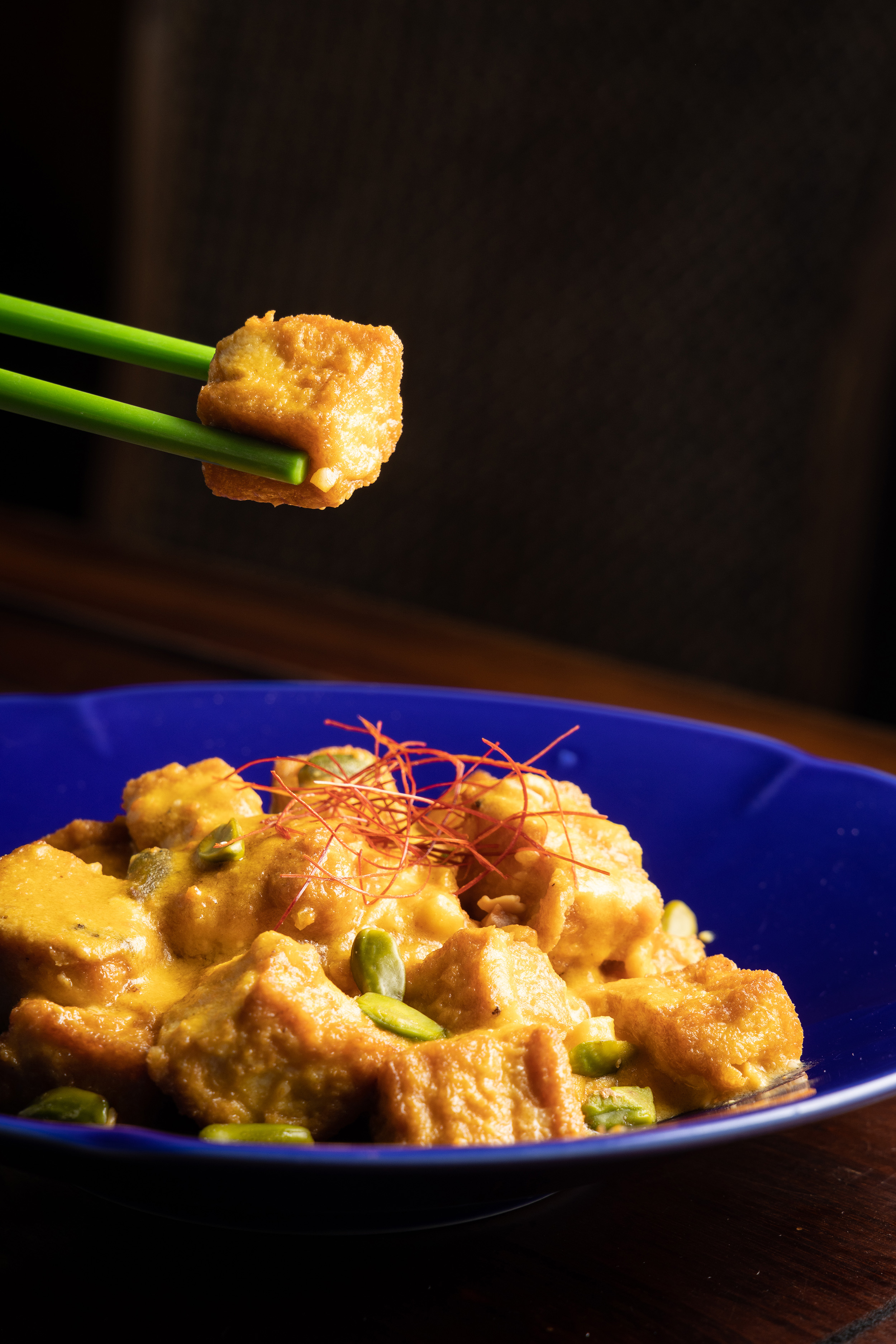 豆漿混入金沙料理的「瀑布流沙豆腐」，有流沙包的濕潤口感。（200元／份）