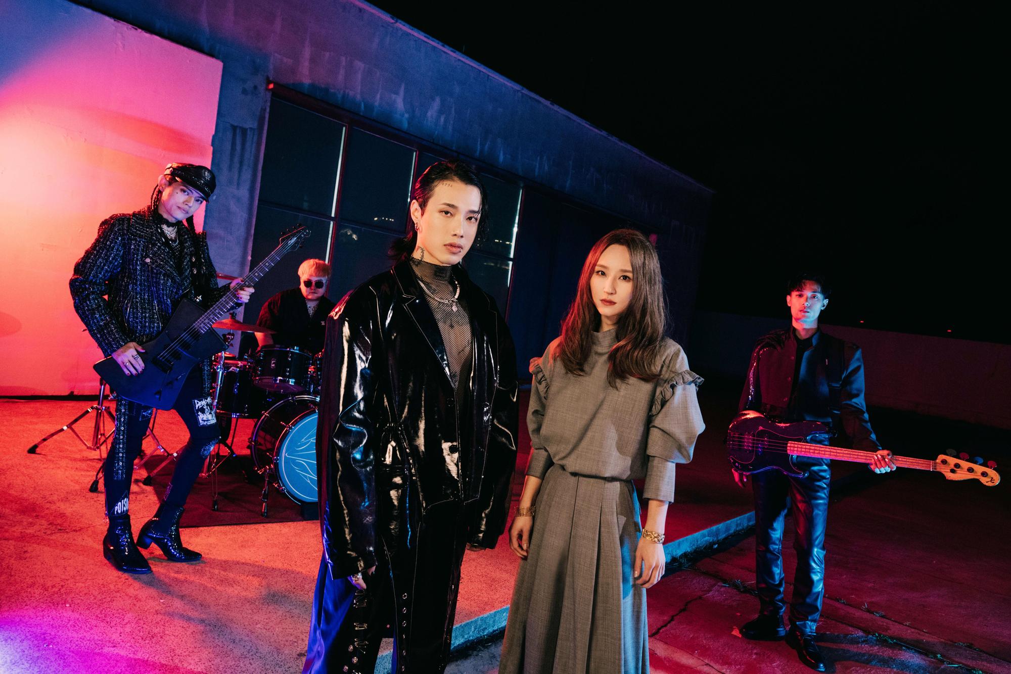 法蘭Fran(右)推出首張創作大碟《逞強的溫柔》。(相映國際提供)
