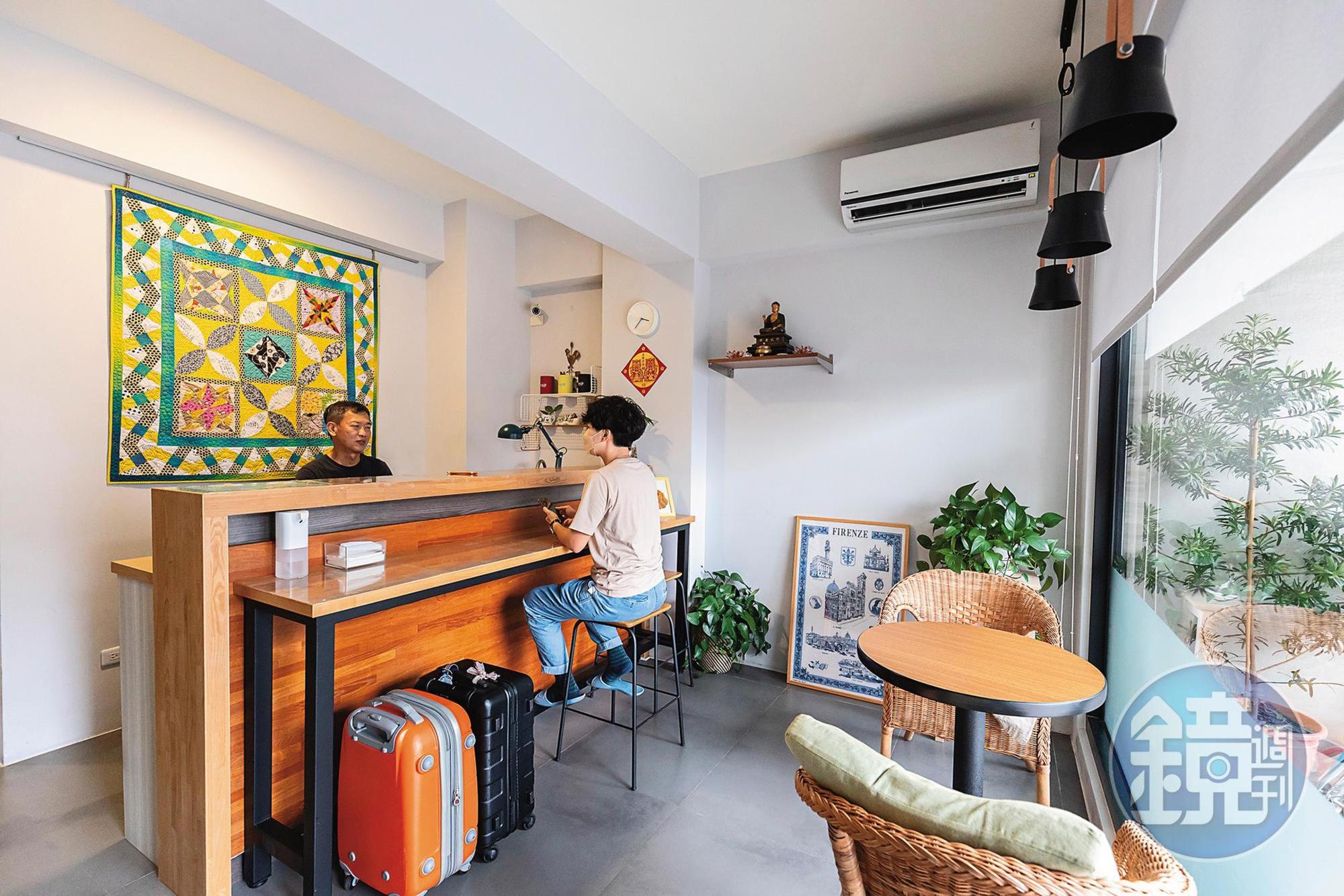1樓可寄放行李，Check in櫃台後方掛著老闆娘手作的拼布。