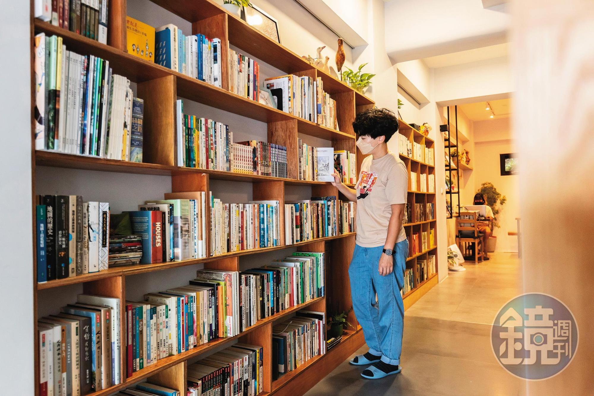 旅宿一樓的書牆皆為主人的藏書，也提供住客閱讀。