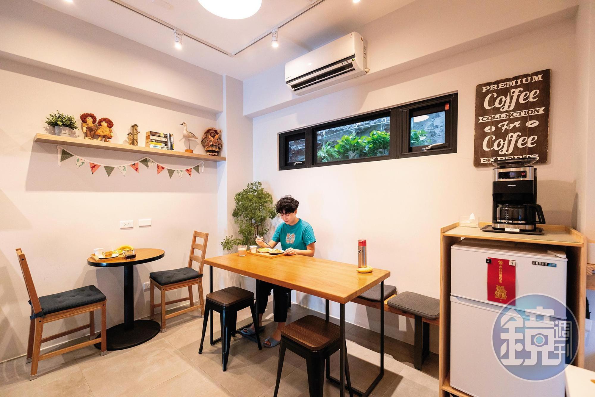 旅宿1樓後方既是餐廳也是交誼廳。