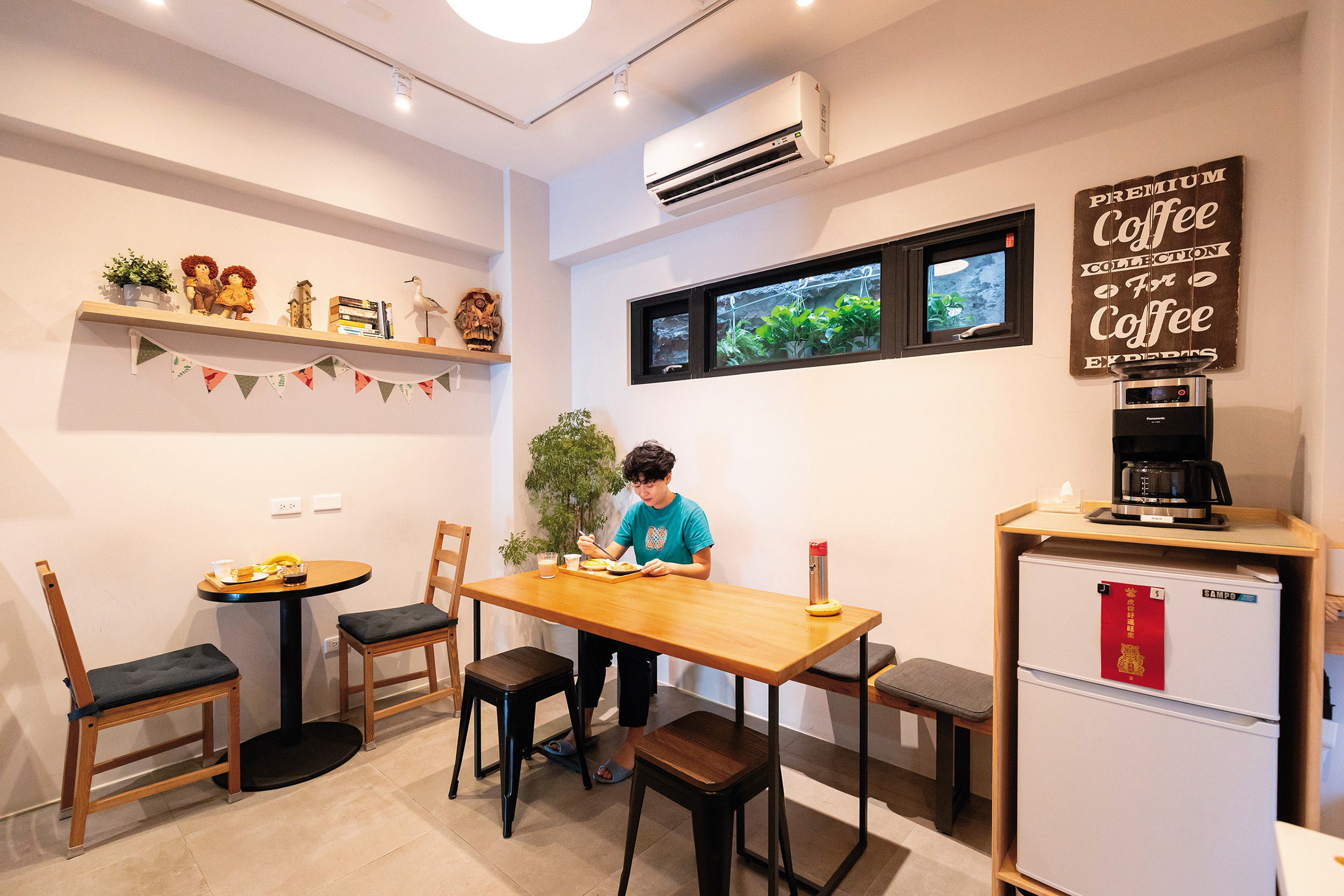 旅宿1樓後方既是餐廳也是交誼廳。