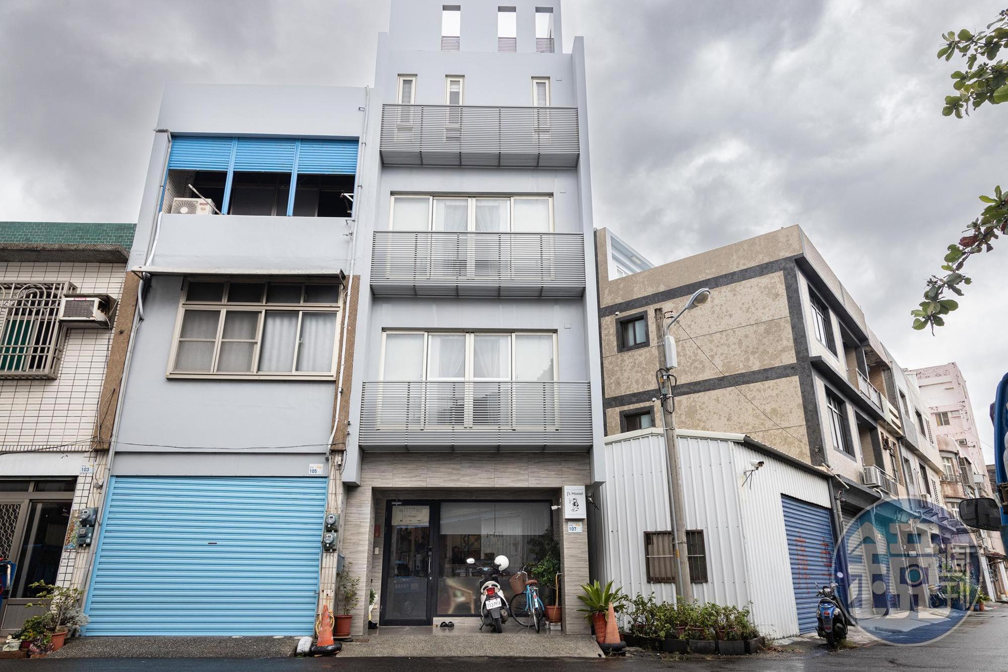 「J's Hostel仁旅宿」位於恆春古城西門附近，步行前往周圍的速食店、超市或熱門餐廳與小店都很方便。