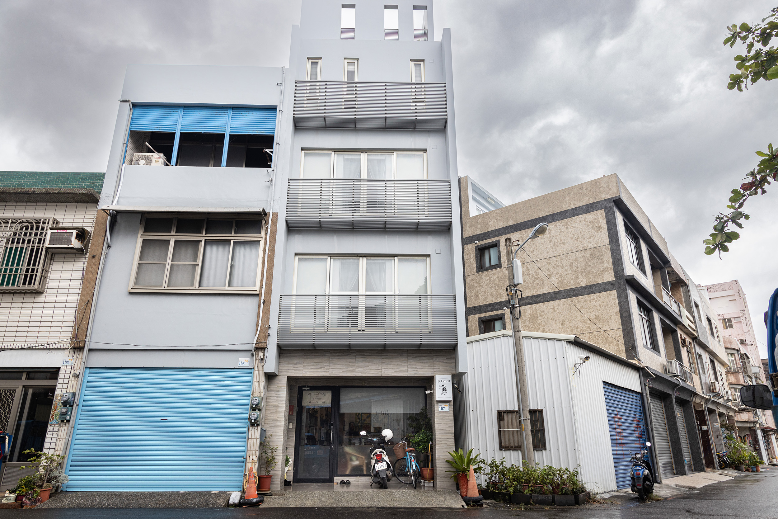 「J's Hostel仁旅宿」位於恆春古城西門附近,步行前往周圍的速食店、超市或熱門餐廳與小店都很方便。