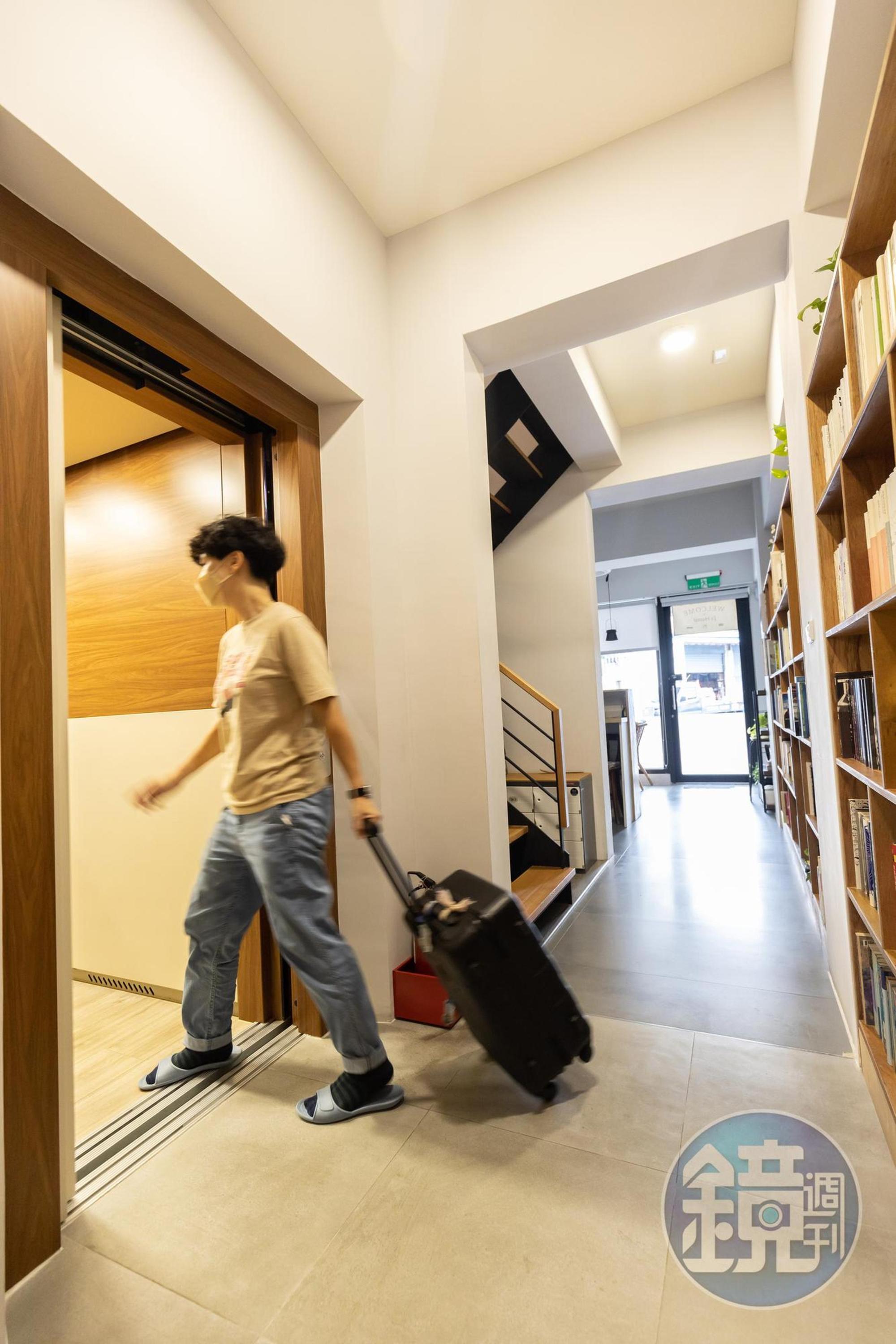 仁旅宿在旅館內打造一座電梯，為長途跋涉或行李笨重的旅人，省去搬運行李的辛勞。