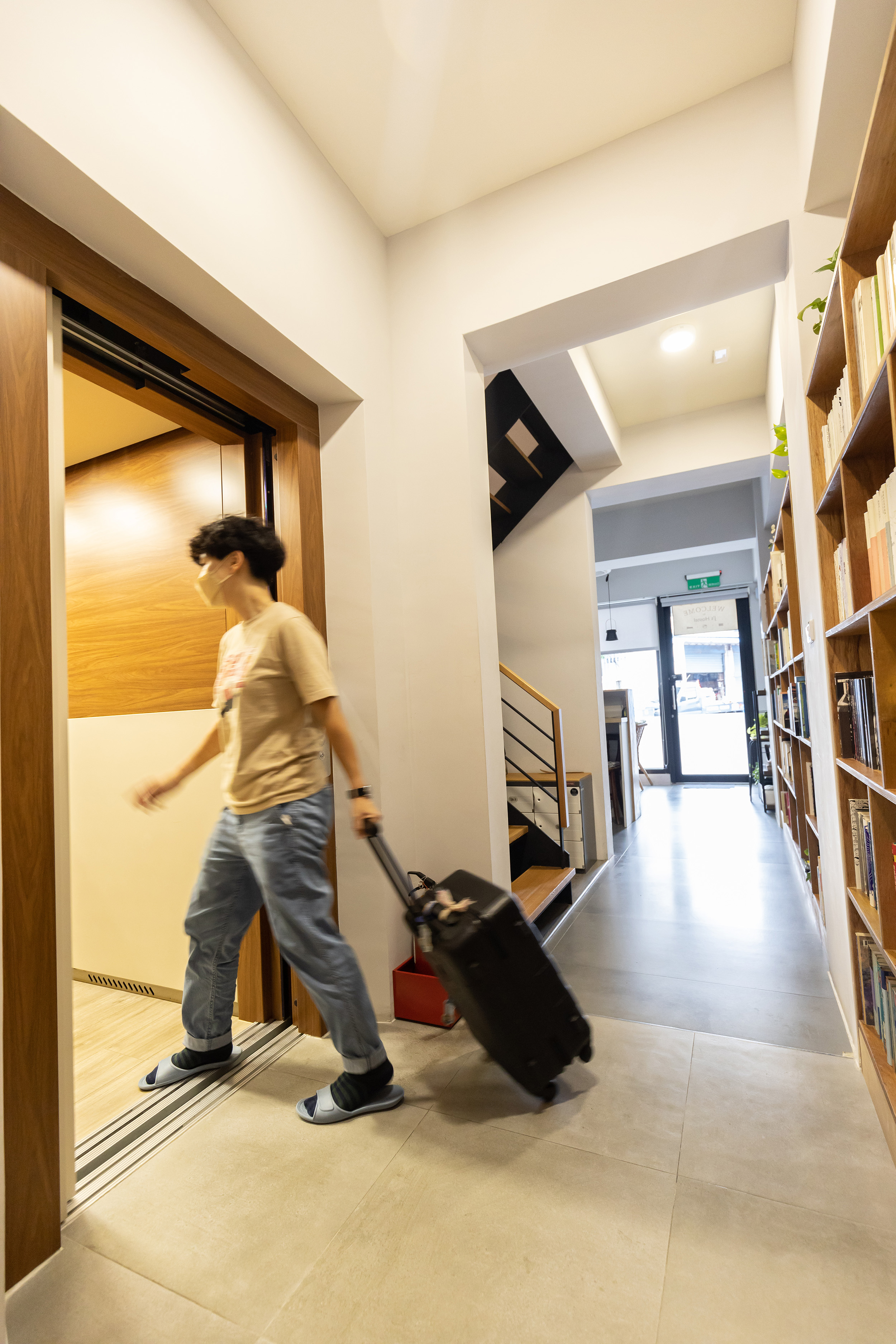 仁旅宿在旅館內打造一座電梯,為長途跋涉或行李笨重的旅人,省去搬運行李的辛勞。