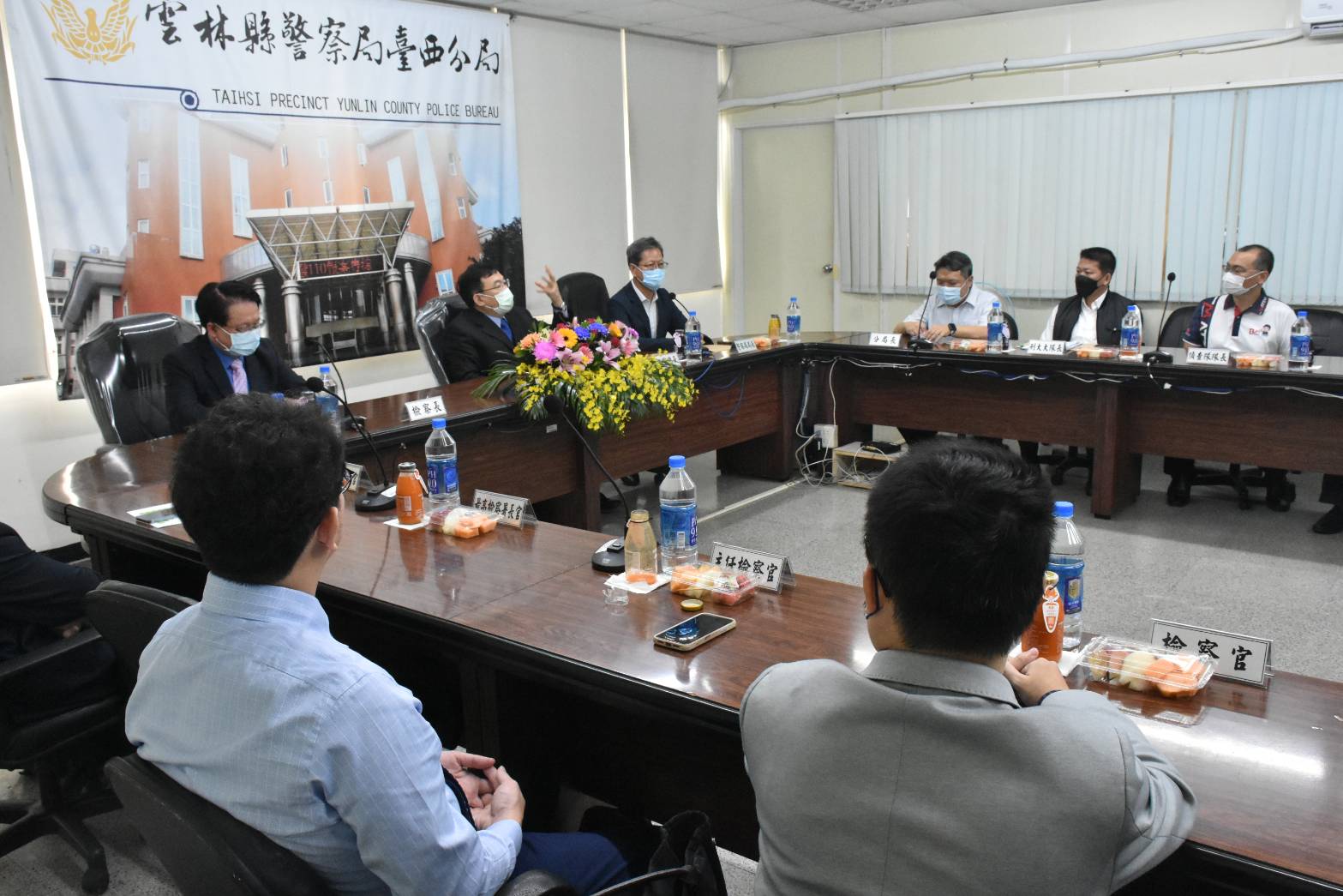 檢察總長邢泰釗今（8日）前往雲林台西地區慰勉查賄檢警，並補助雲檢選舉查察業務費30萬元。（最高檢察署提供）