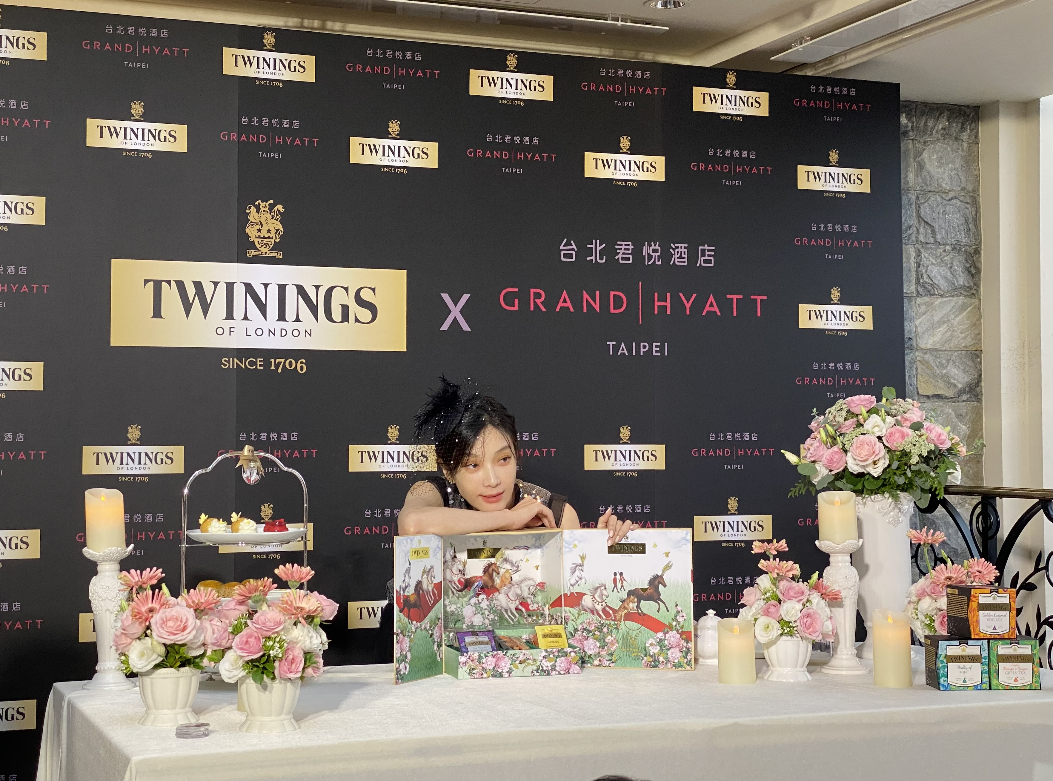 蔡淑臻今天一身名媛優雅風登場。