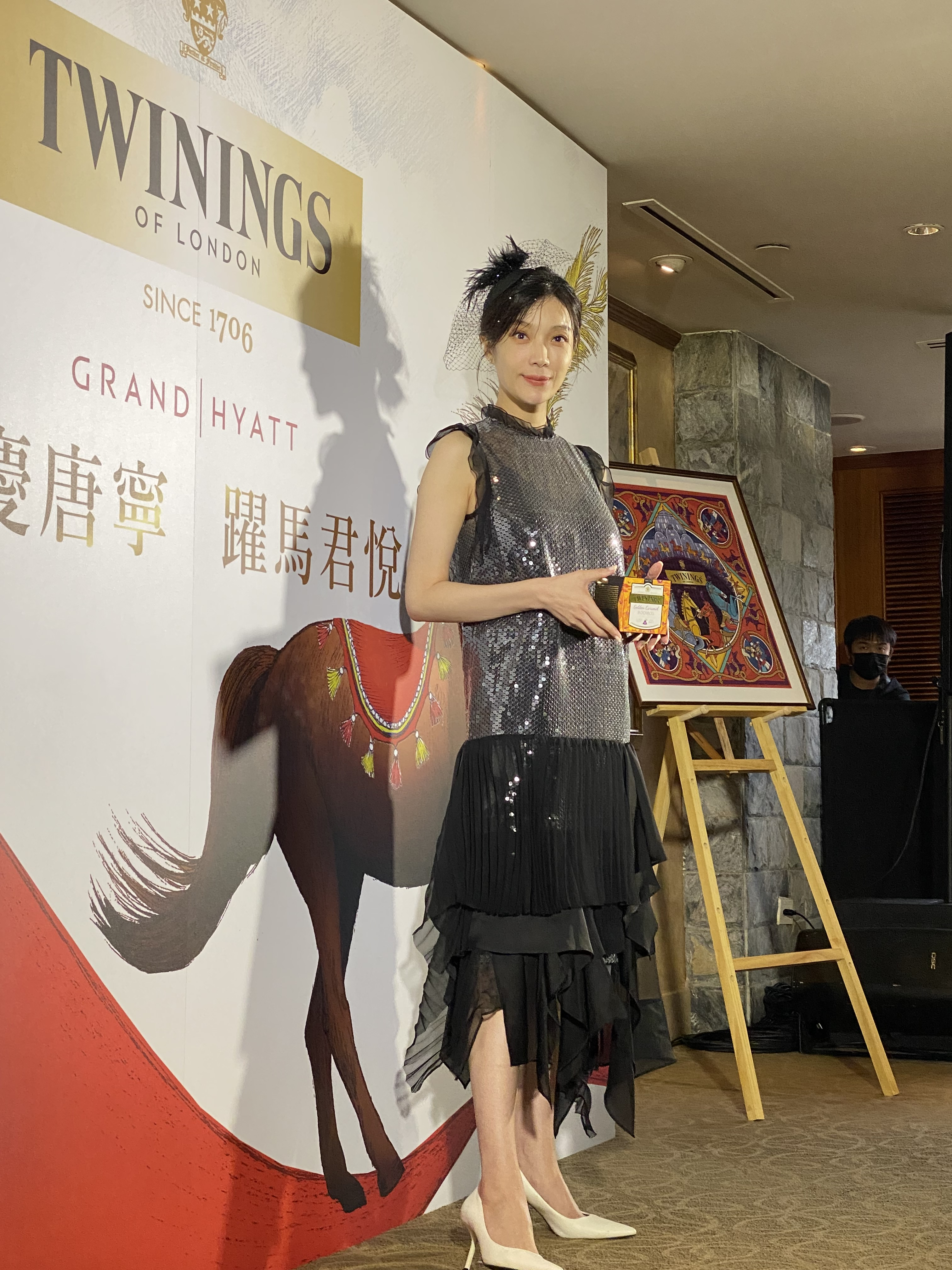 蔡淑臻和可愛的音樂盒合影。