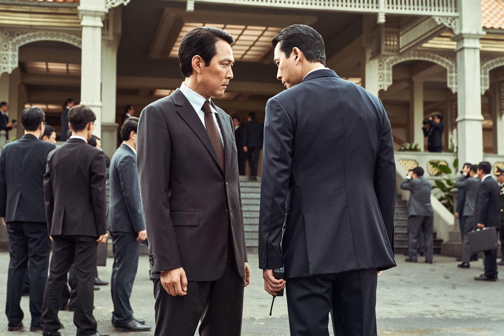 李政宰（左）自編自導自演電影《獵首密令》請到好麻吉鄭雨盛一同飆戲，鄭雨盛也將以該片角逐青龍影帝。（龍祥電影提供）