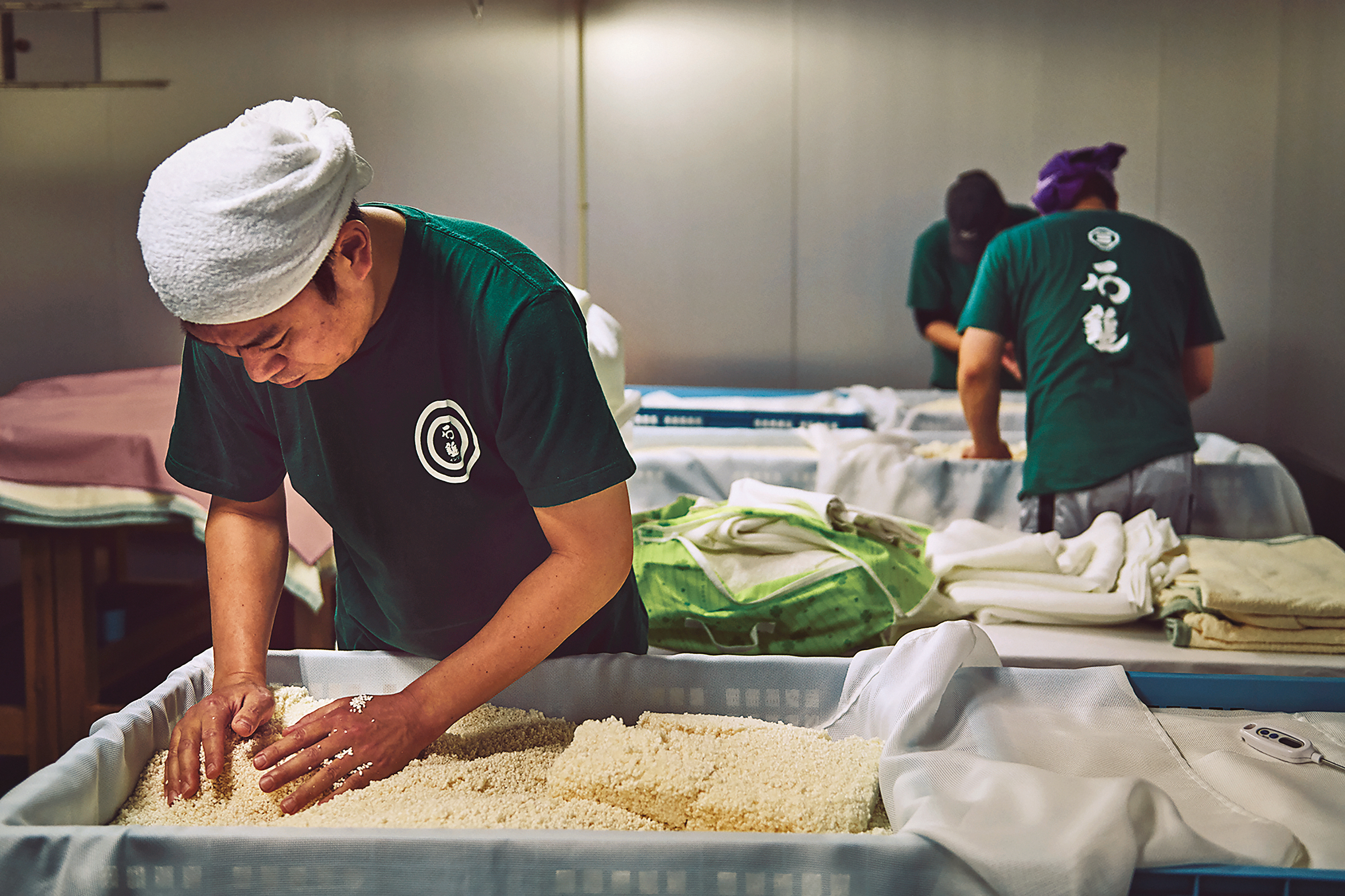 現任社長越智浩與家人合力經營酒造，他們認為策略靈活是迷你酒造的最大優勢。（石鎚酒造提供）