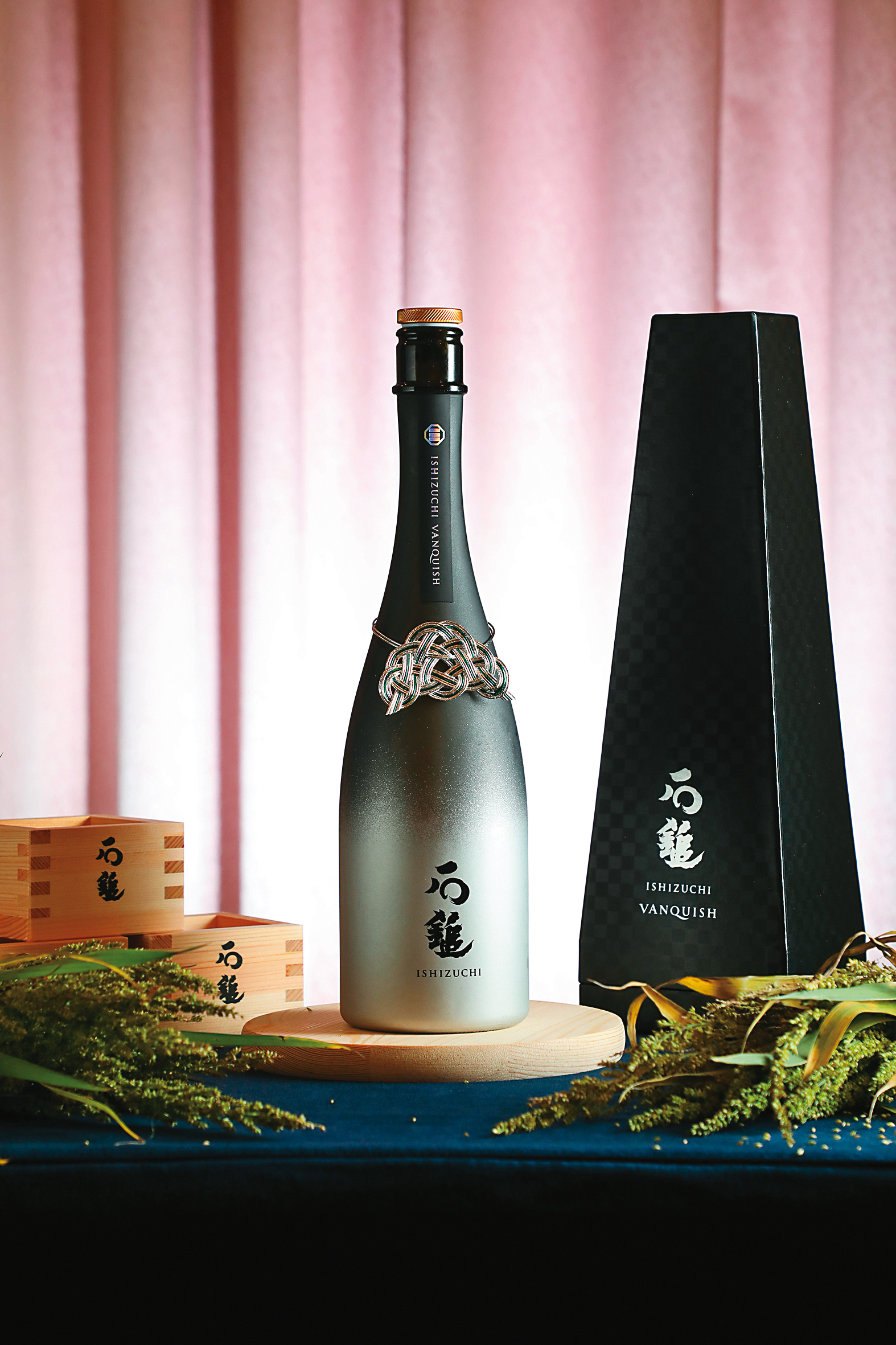 酒造百年紀念酒款「石鎚純米大吟釀巔峰」，打上伊予水引結，香氣高雅，口感纖細。（8,800元／瓶）