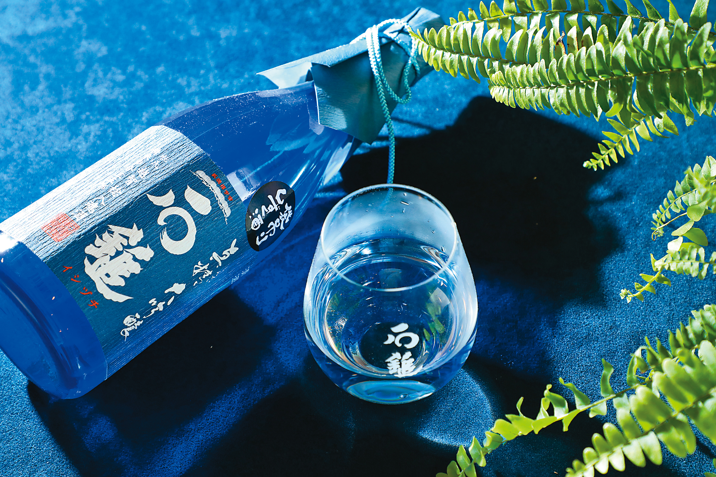 「石鎚真精大吟釀袋吊雫酒」居然有水梨與哈密瓜的香氣。（4,200元／瓶；專用杯3,600元／個）