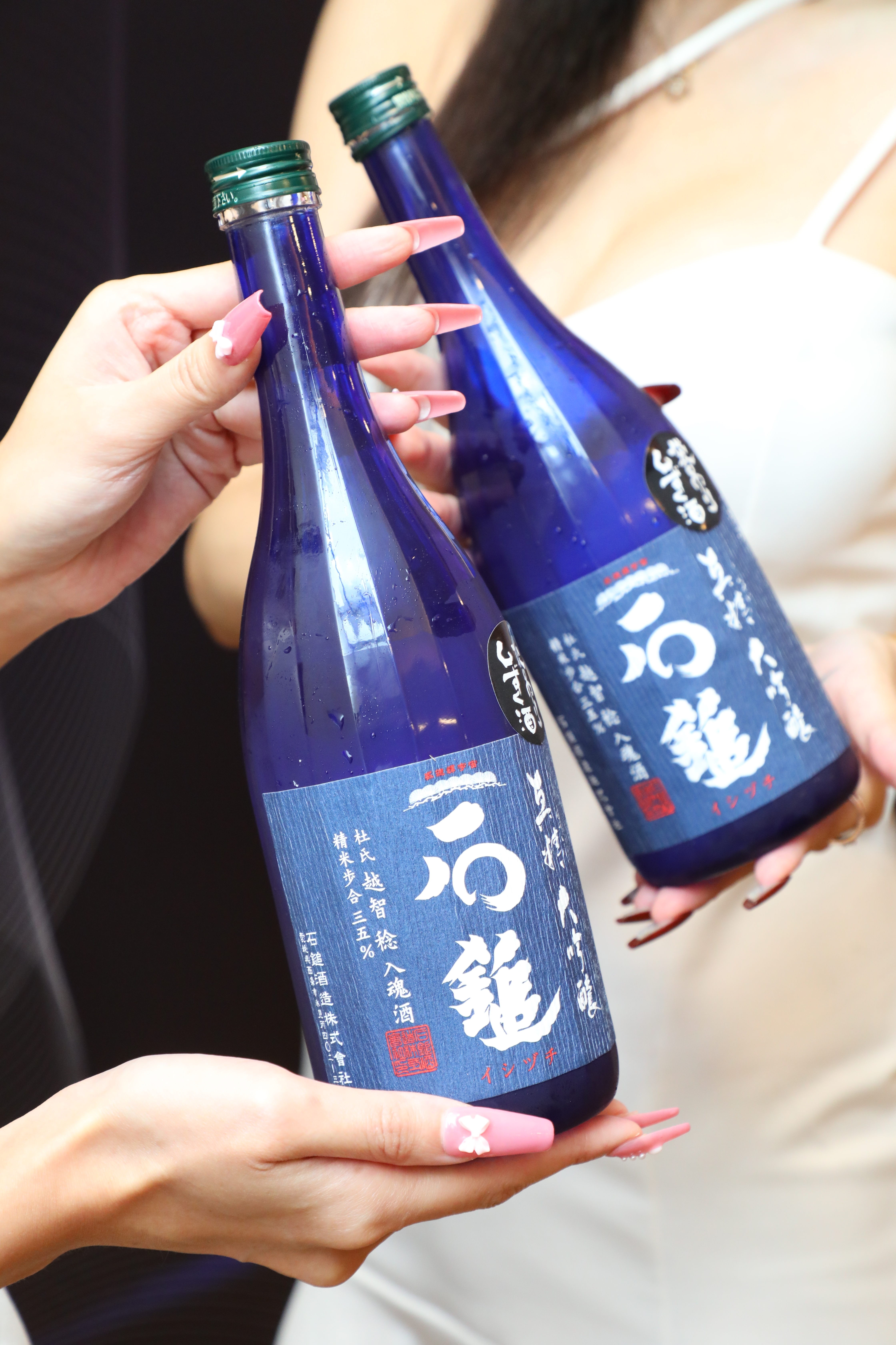每年底限量出貨的「石鎚真精大吟釀袋吊雫酒」，以低溫長期發酵及耗時費工的「袋吊り」方式收集酒液。（4,200元／瓶）