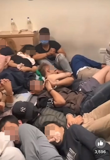 被害民眾人貼人,躺在房間內猶如豬仔等待救援。(翻攝自網路)