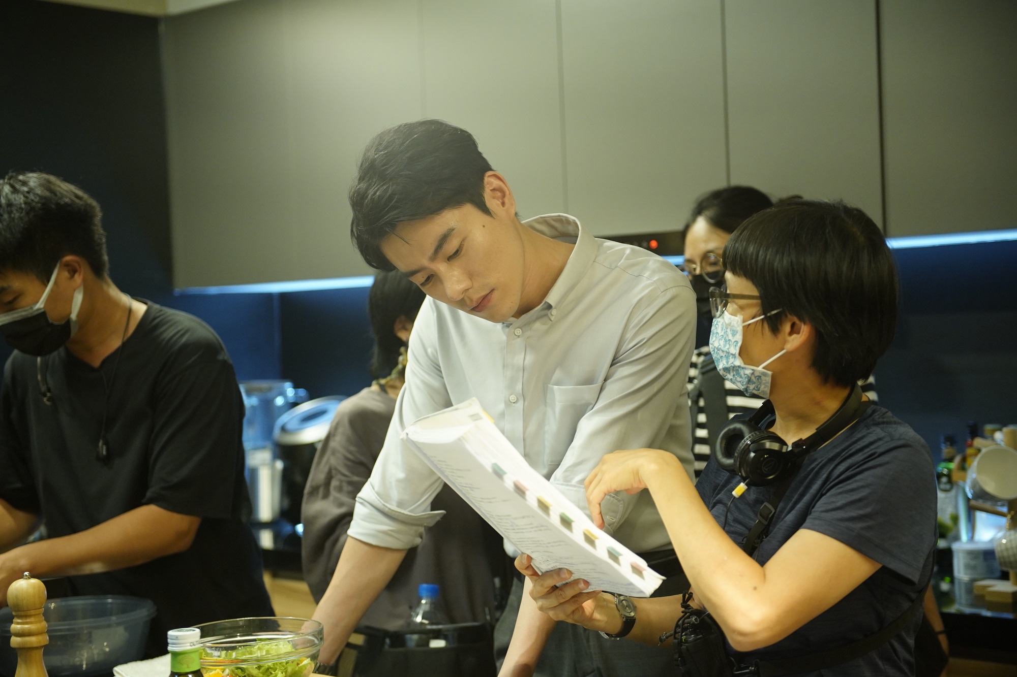 李程彬（右二）被導演卓立（右一）相中演出《她和她的她》，表現突出，人氣直升。（Netflix提供）