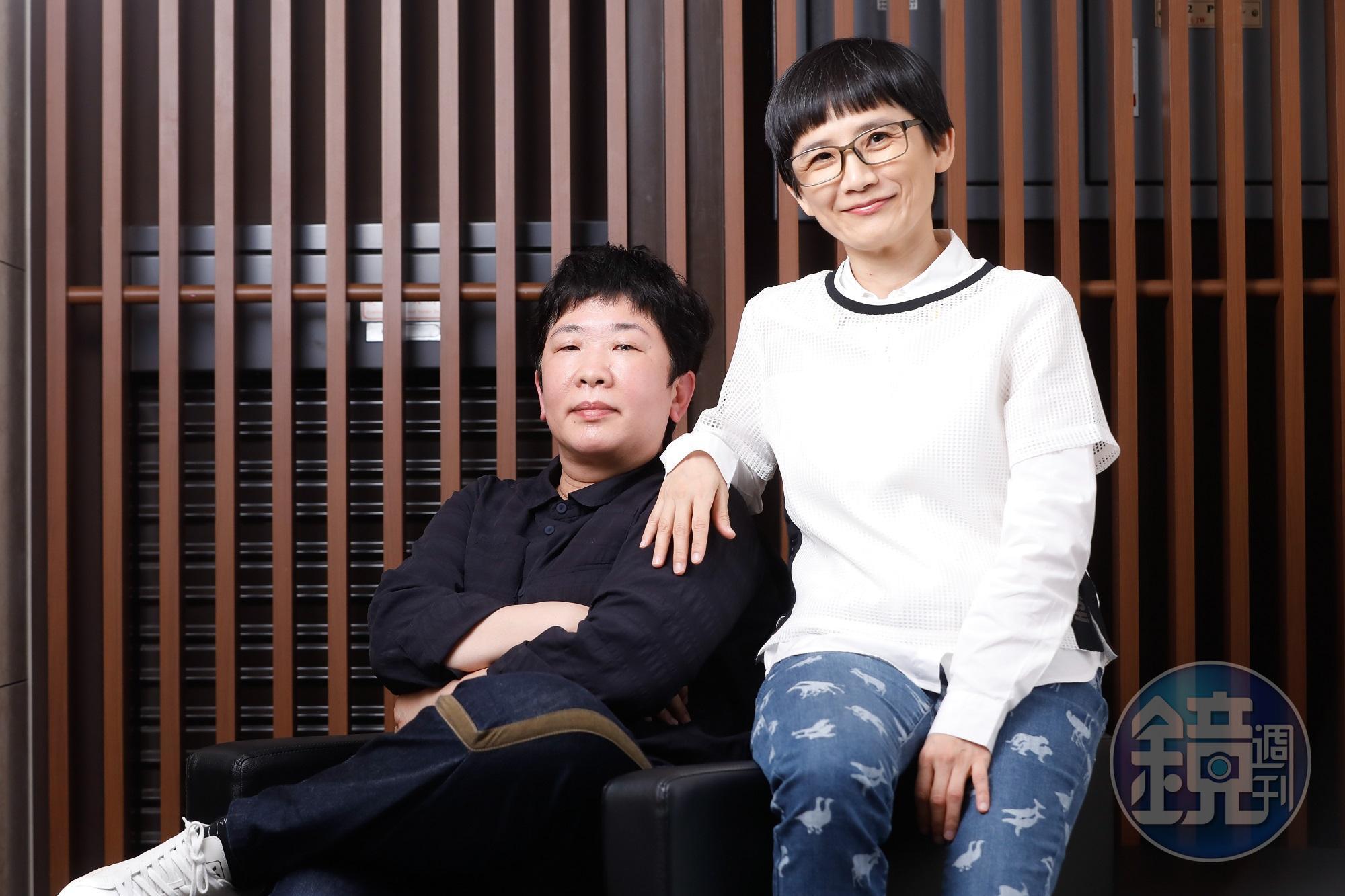 卓立（右）與溫郁芳在線上討論改本，談到兩女對峙戲時欲罷不能。